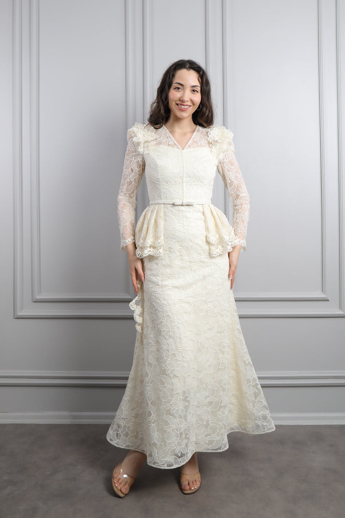 فستان دانتيل بزينة زهور عالاكتاف وتصميم كشكشة من الخصر -سكري