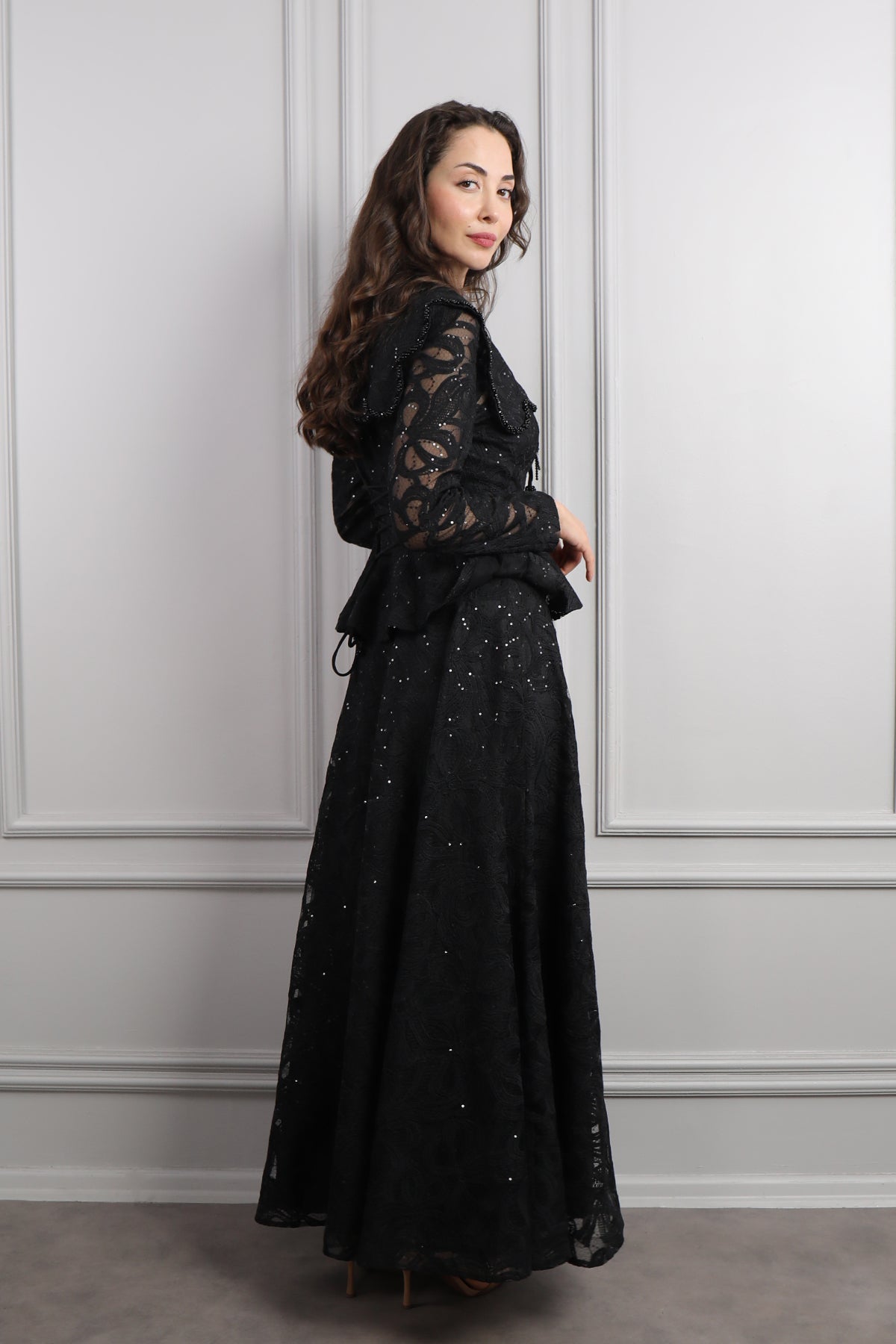 طقم تنورة وجاكيت بياقة اطفال بتطريز ورود -اسود