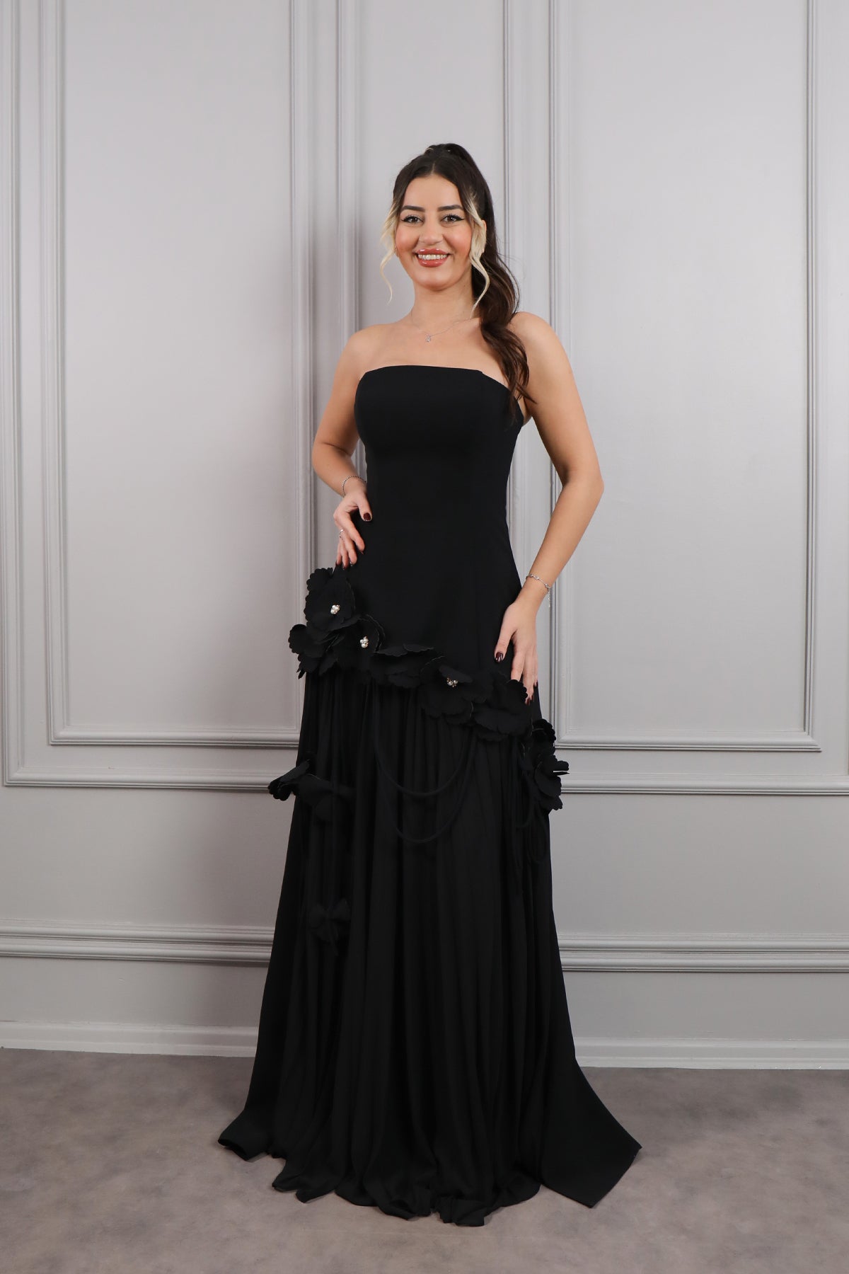 فستان سهرة سترابلس مزين بالورود بتنورة مكسرة -اسود