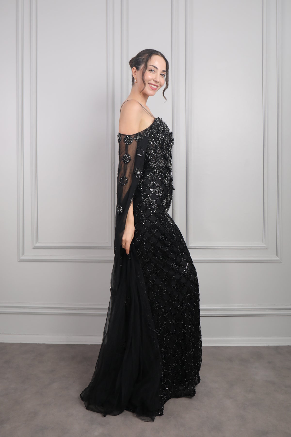 فستان سهرة مكشوف الاكتاف بحمالات رفيعة مطرز بالخرز بالكامل من "المجموعة الخاصة" -اسود