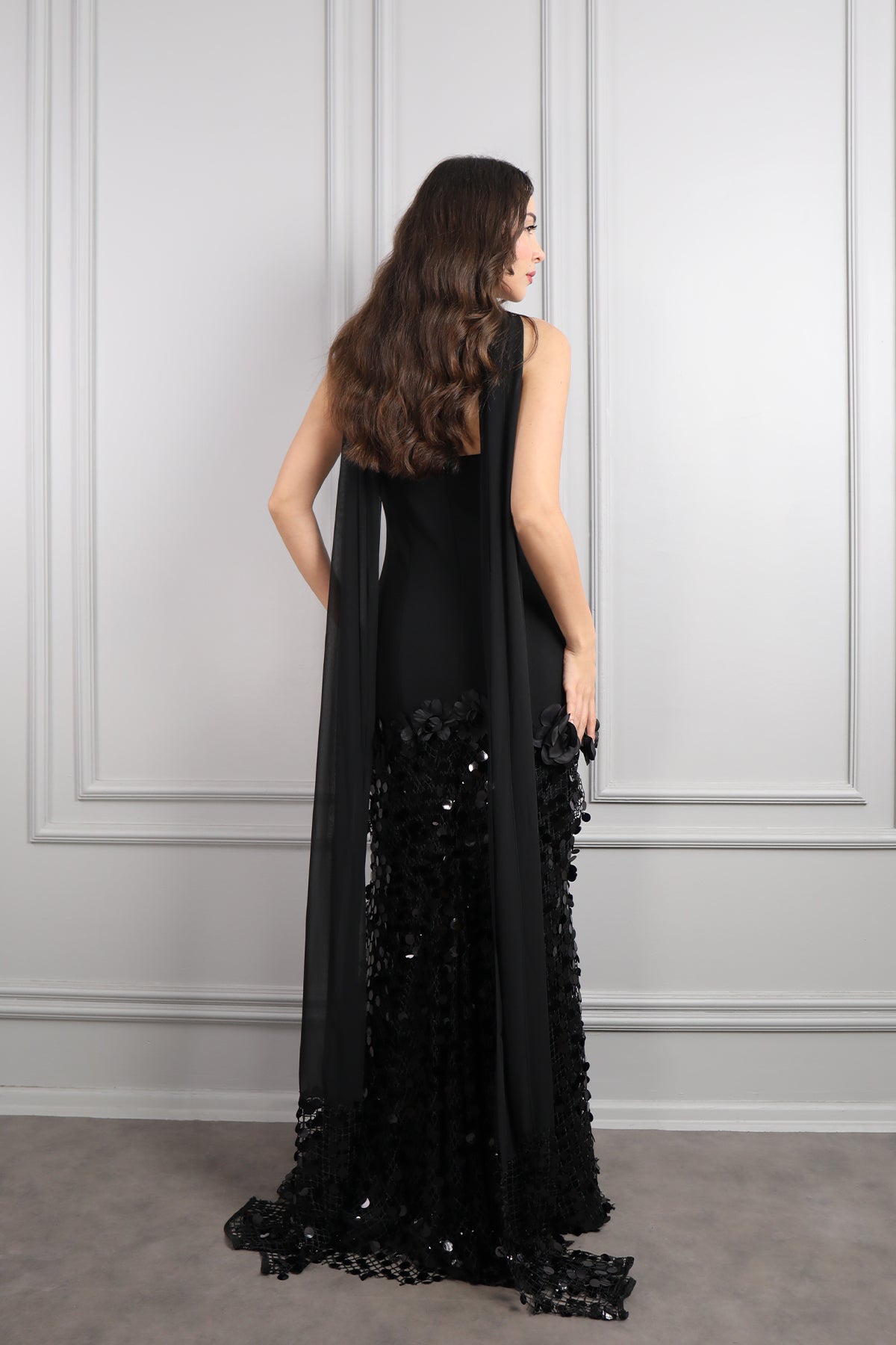 فستان سهرة سترابلس بزينة ورود وترتر مع شال -اسود