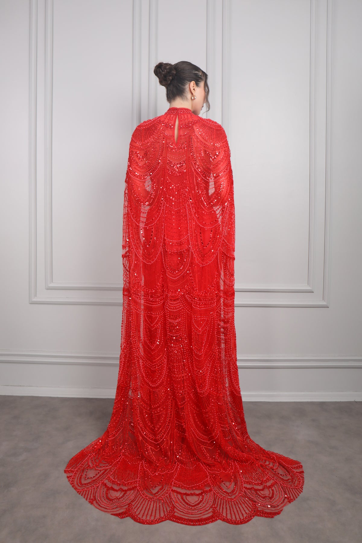 فستان سهرة سترابلس مطرز بالكامل مع عباءة طويلة من" المجموعة الخاصة" -احمر