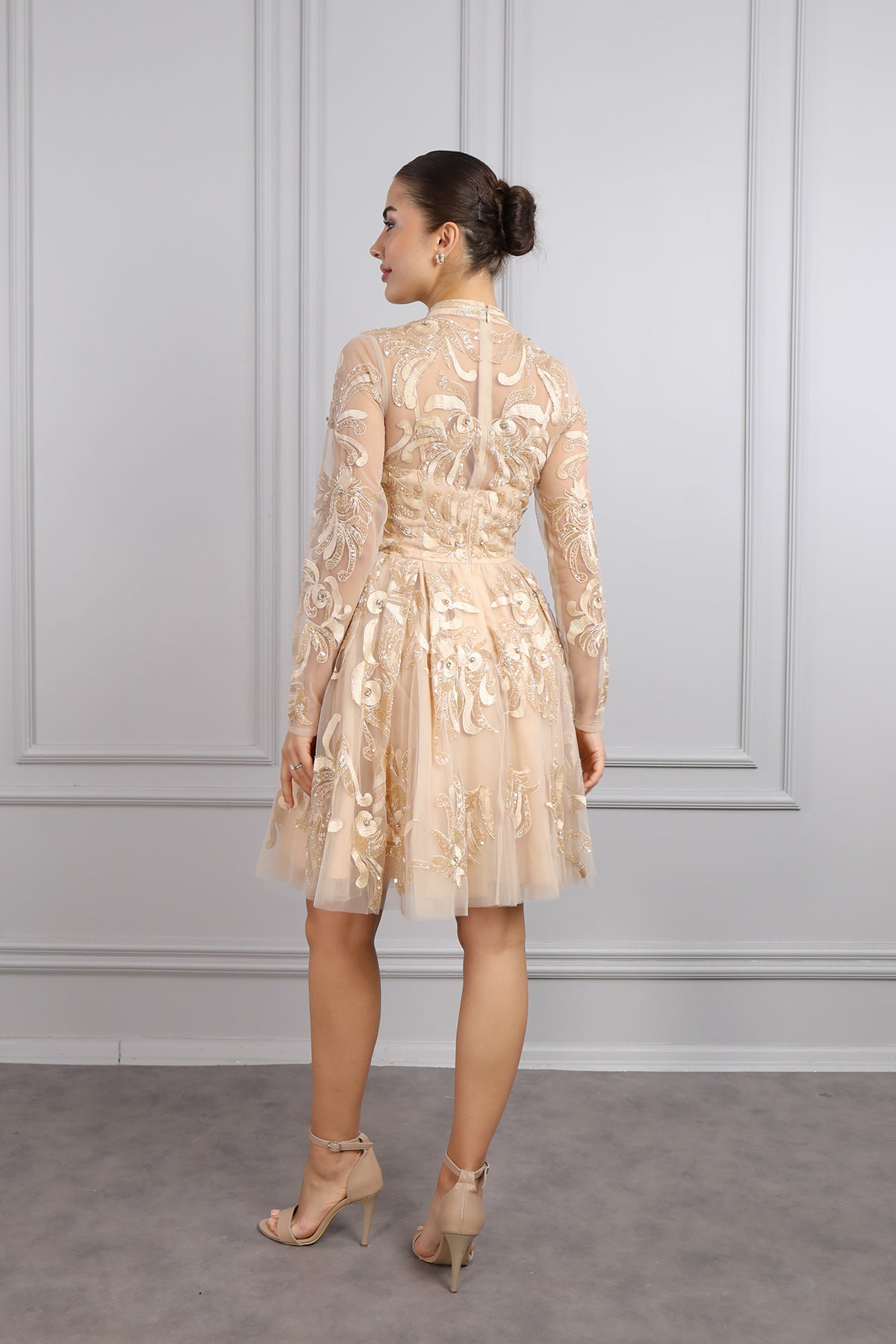 فستان سهرة قصير بتفاصيل شفافة وياقة عالية مزين بالخرز من "المجموعة الخاصة" - بيج