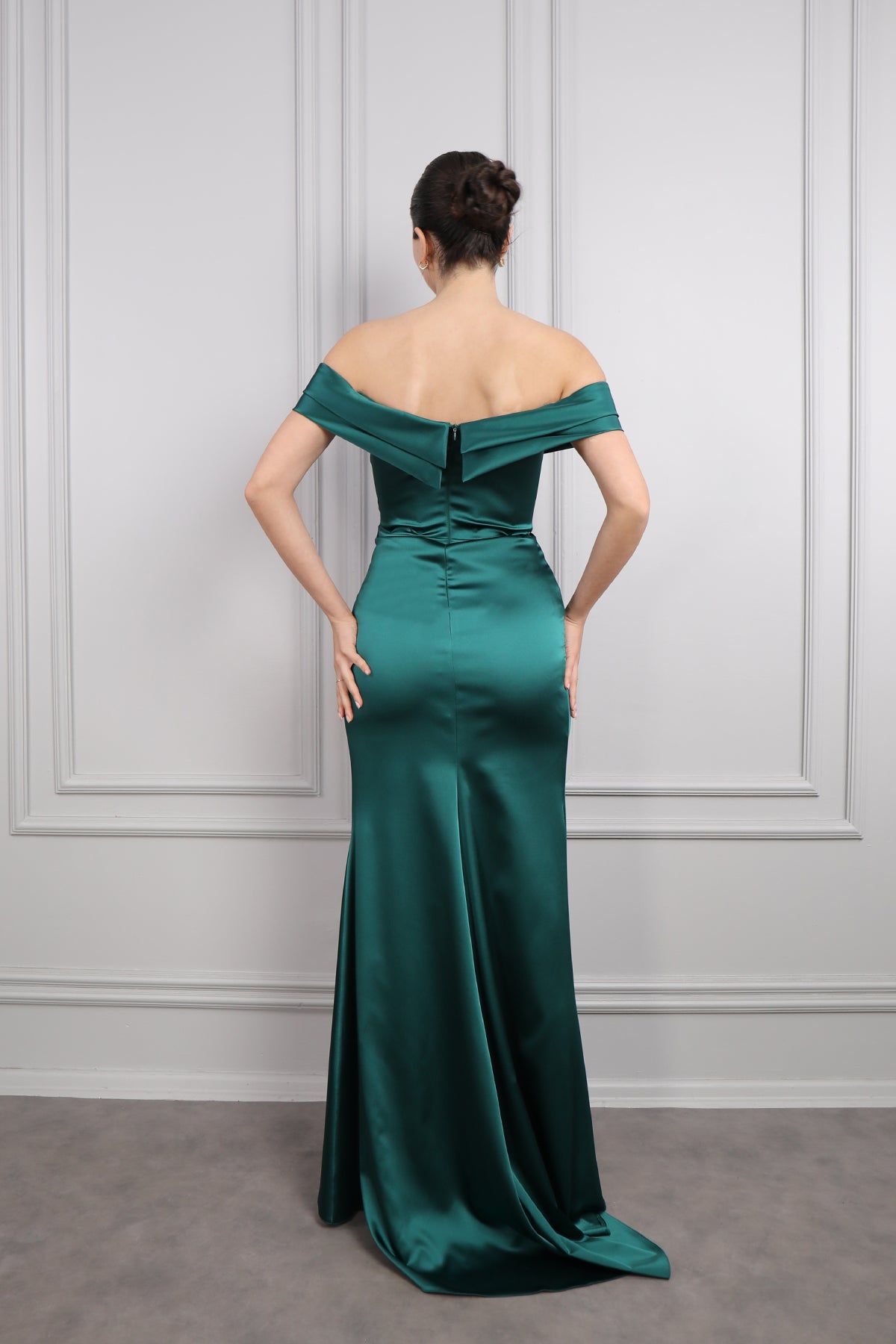 فستان سهرة ساتان مكشوف الاكتاف بتفاصيل طبقات مع فتحة جانبية -زمردي