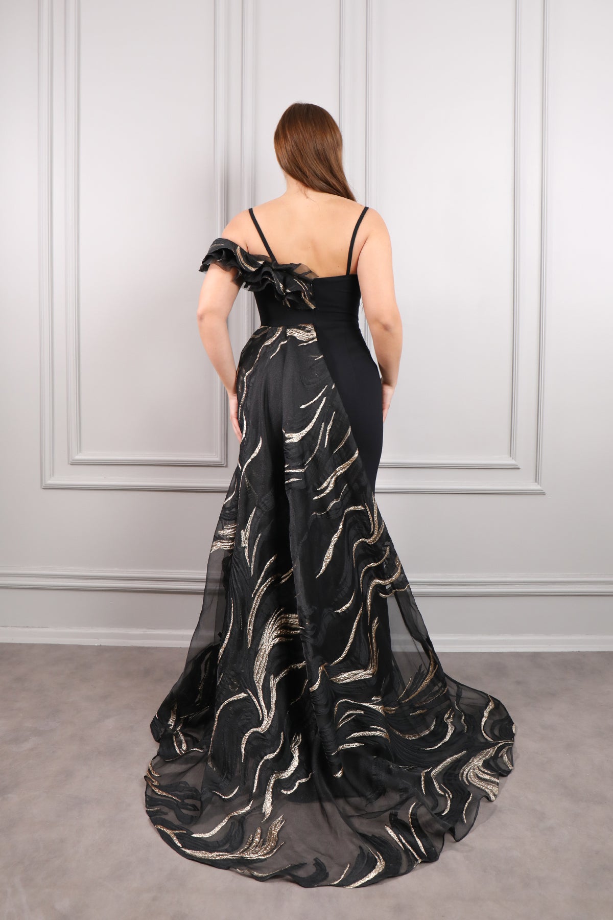 فستان سهرة بحمالات رفيعة بكشكشة في الامام بفتحة امامية وذيل مقاس كبير -اسود-ذهبي