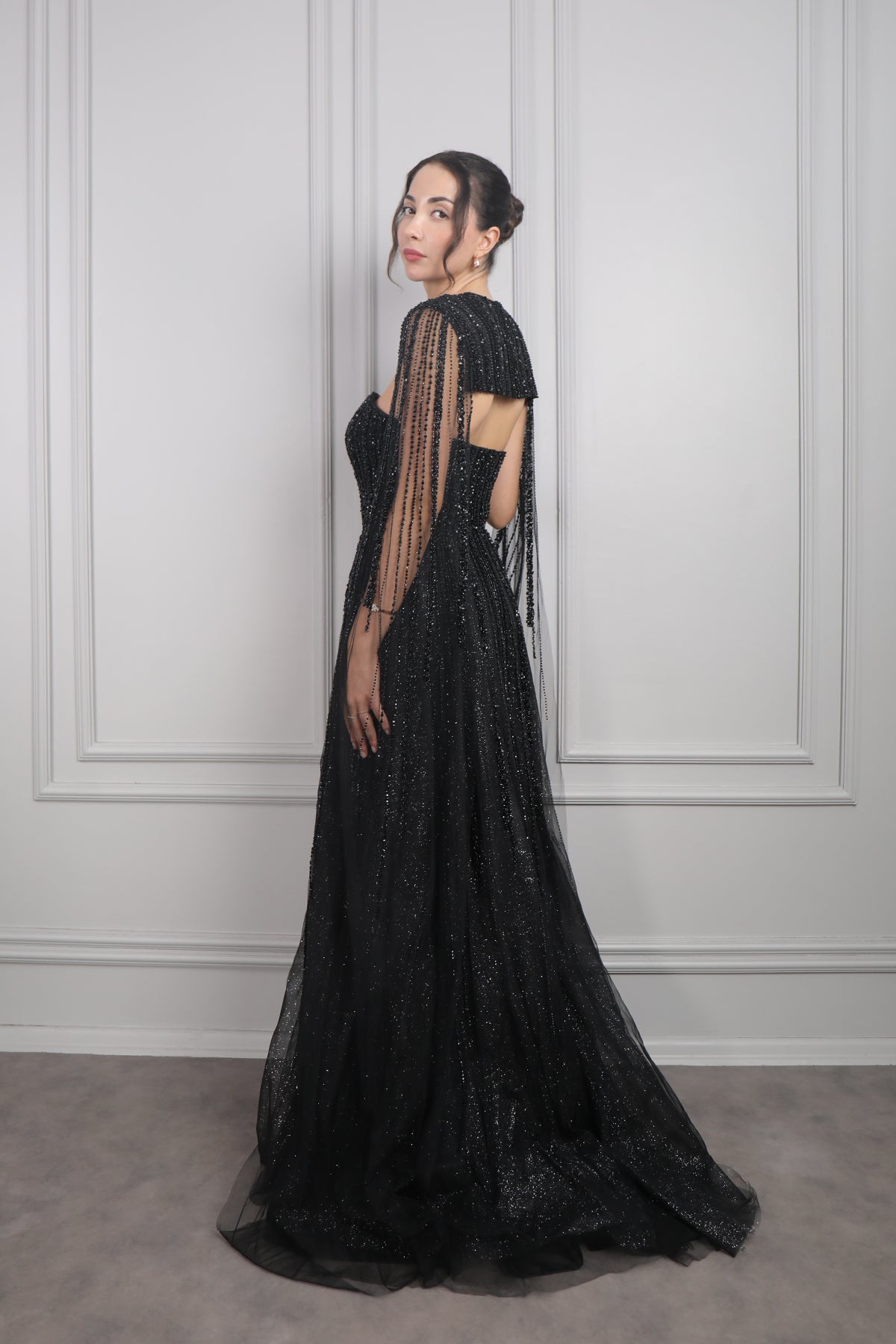 فستان سهرة سترابلس مطرز بالكريستالات مع تفصيل كاب عالكتف من "المجموعة الخاصة" - اسود