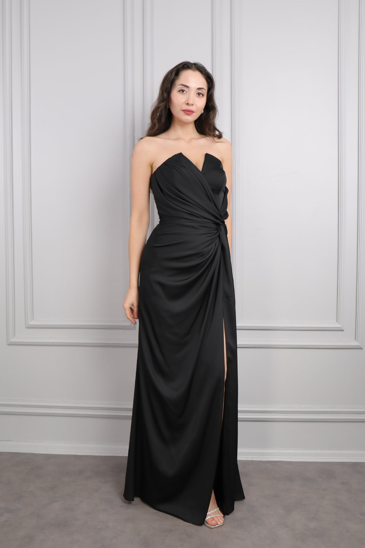 فستان سهرة ساتان سترابلس بربطة عالخصر وفتحة جانبية -اسود