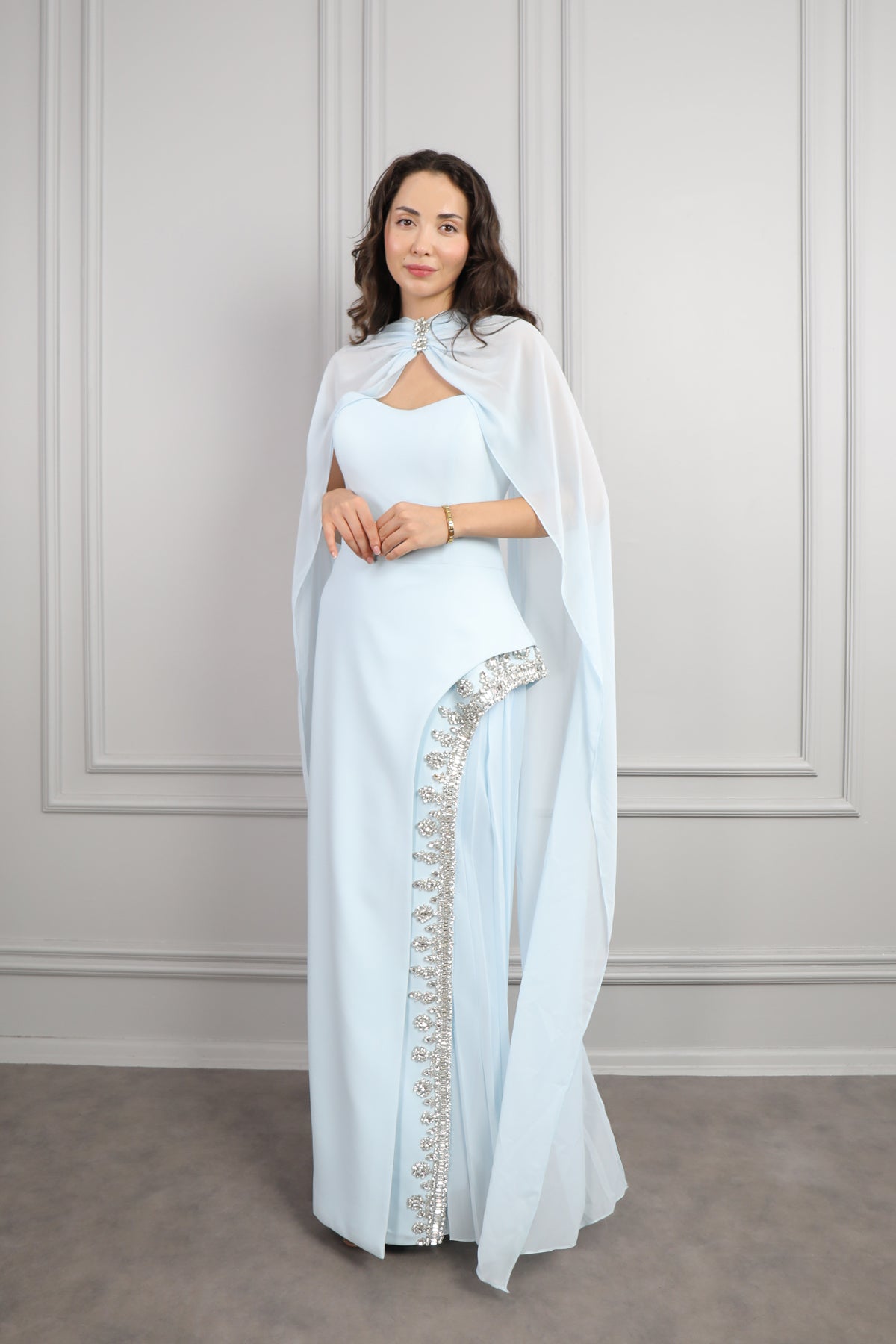 فستان سهرة سترابلس بتطريزات كريستالية و وشاح في العنق -سماوي