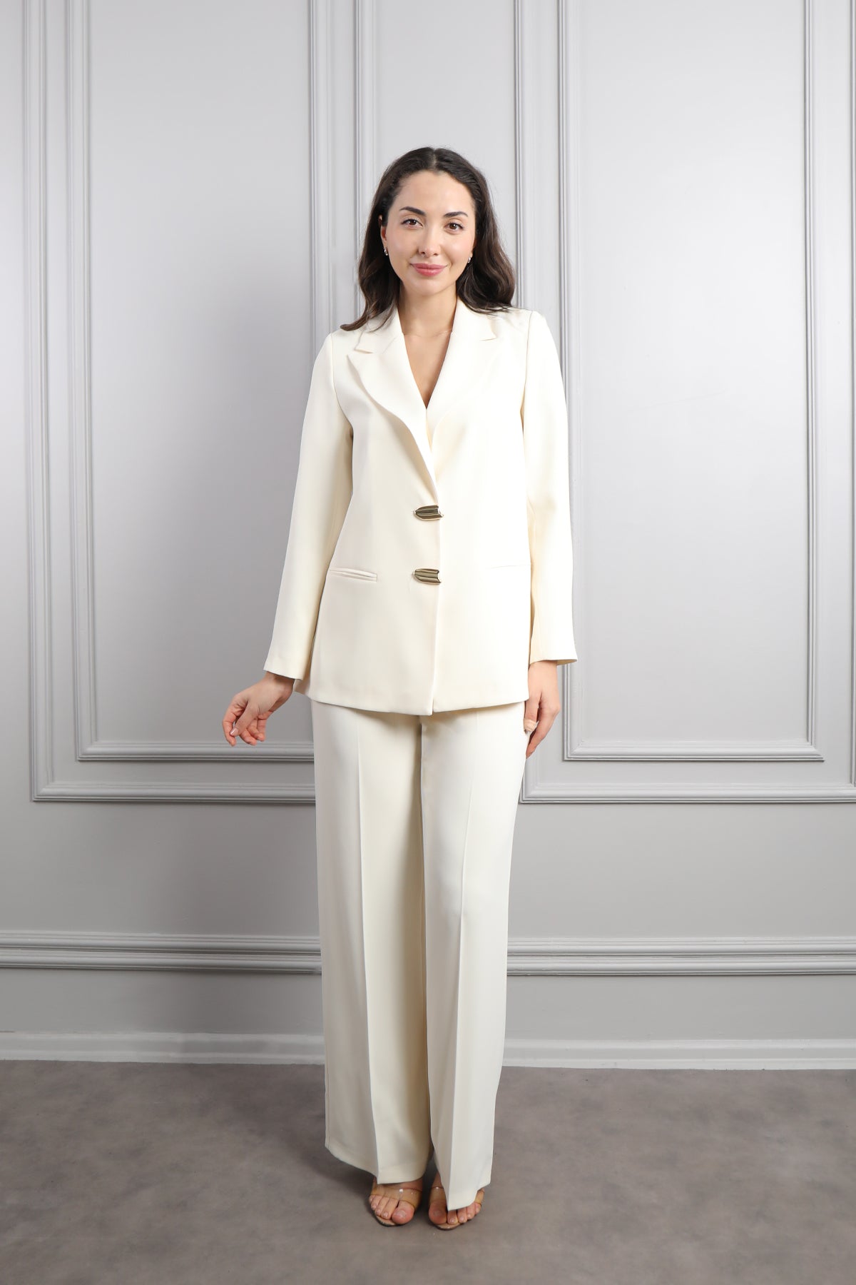 طقم بدلة بتصميم دانتيل شفاف في الظهر وازرار ذهبية -سكري