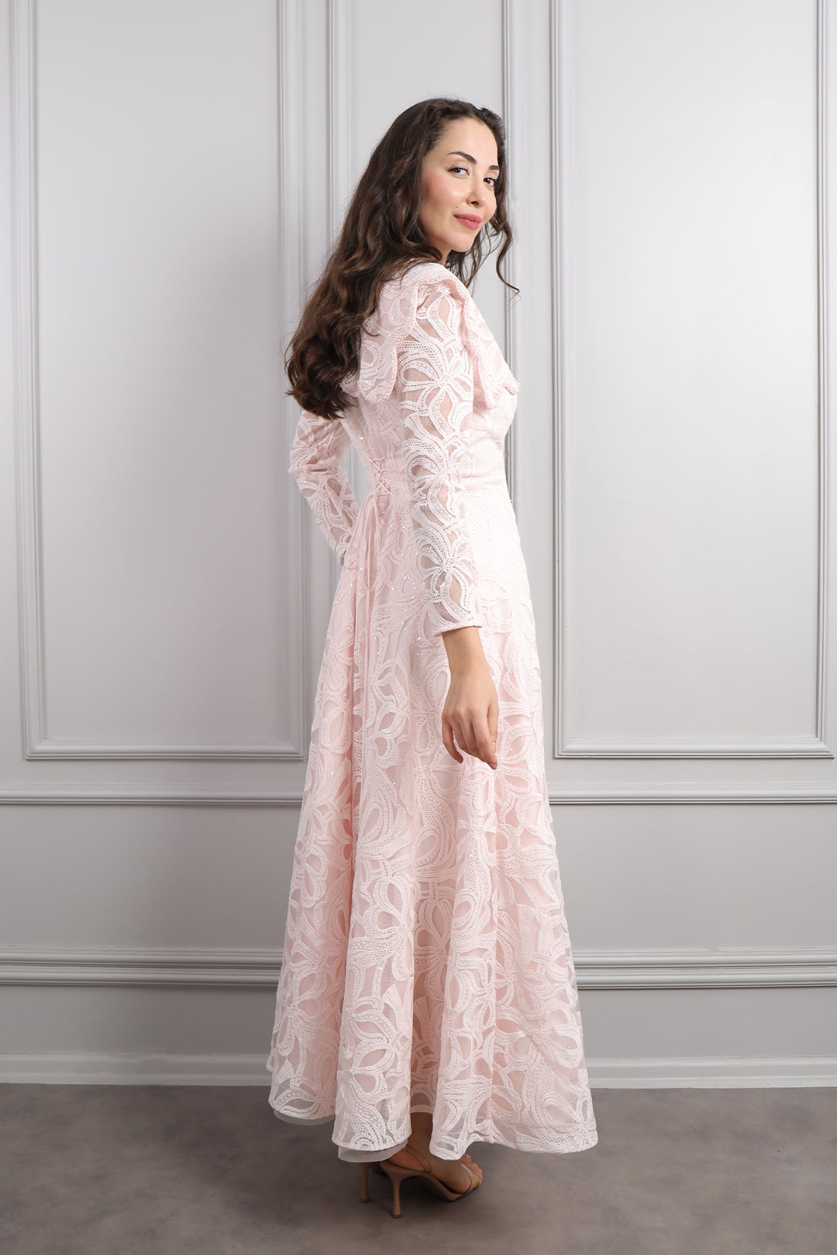 فستان ميدي بتفاصيل دانتيلية بياقة اطفال مزين بازرار خرزية -بمبي