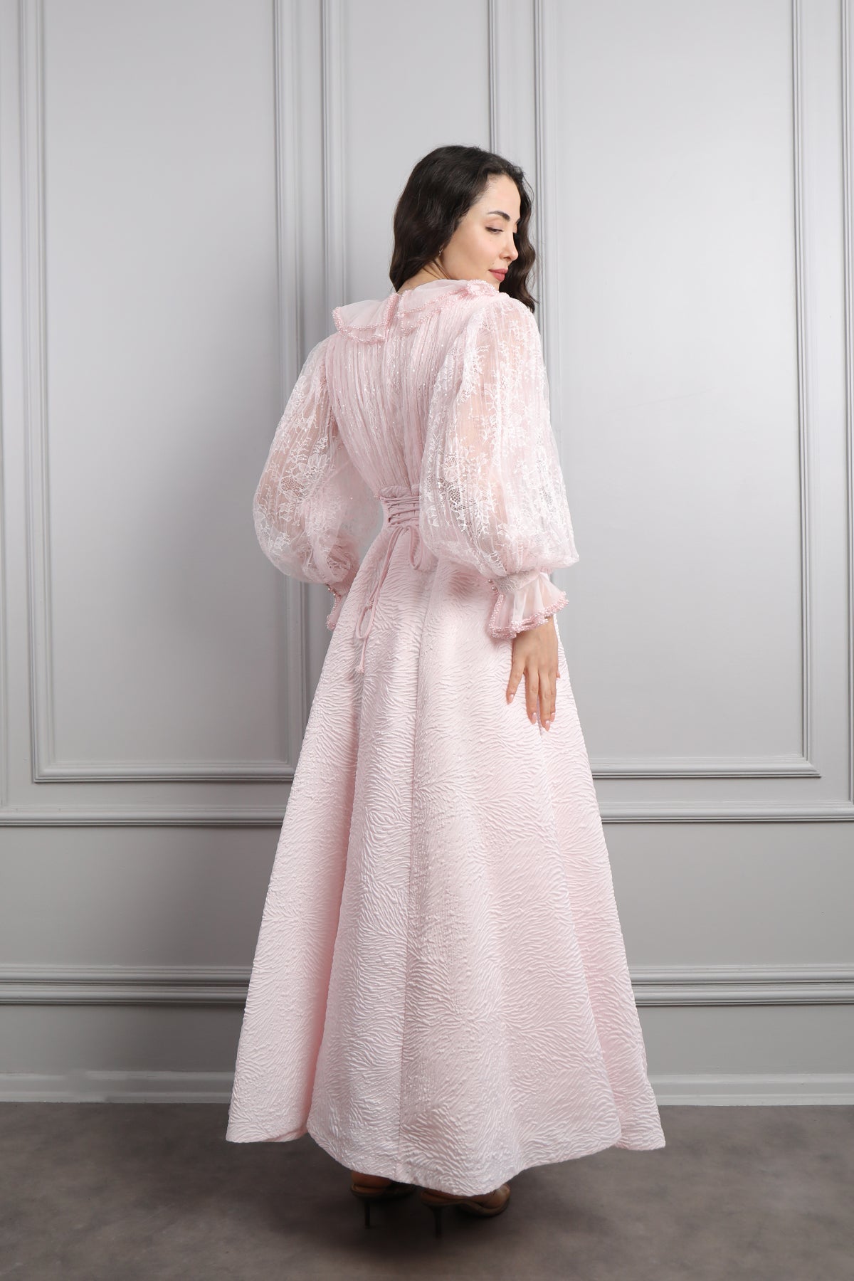 فستان بتفاصيل دانتيل وياقة اطفال بتطريزات خرزية -بمبي