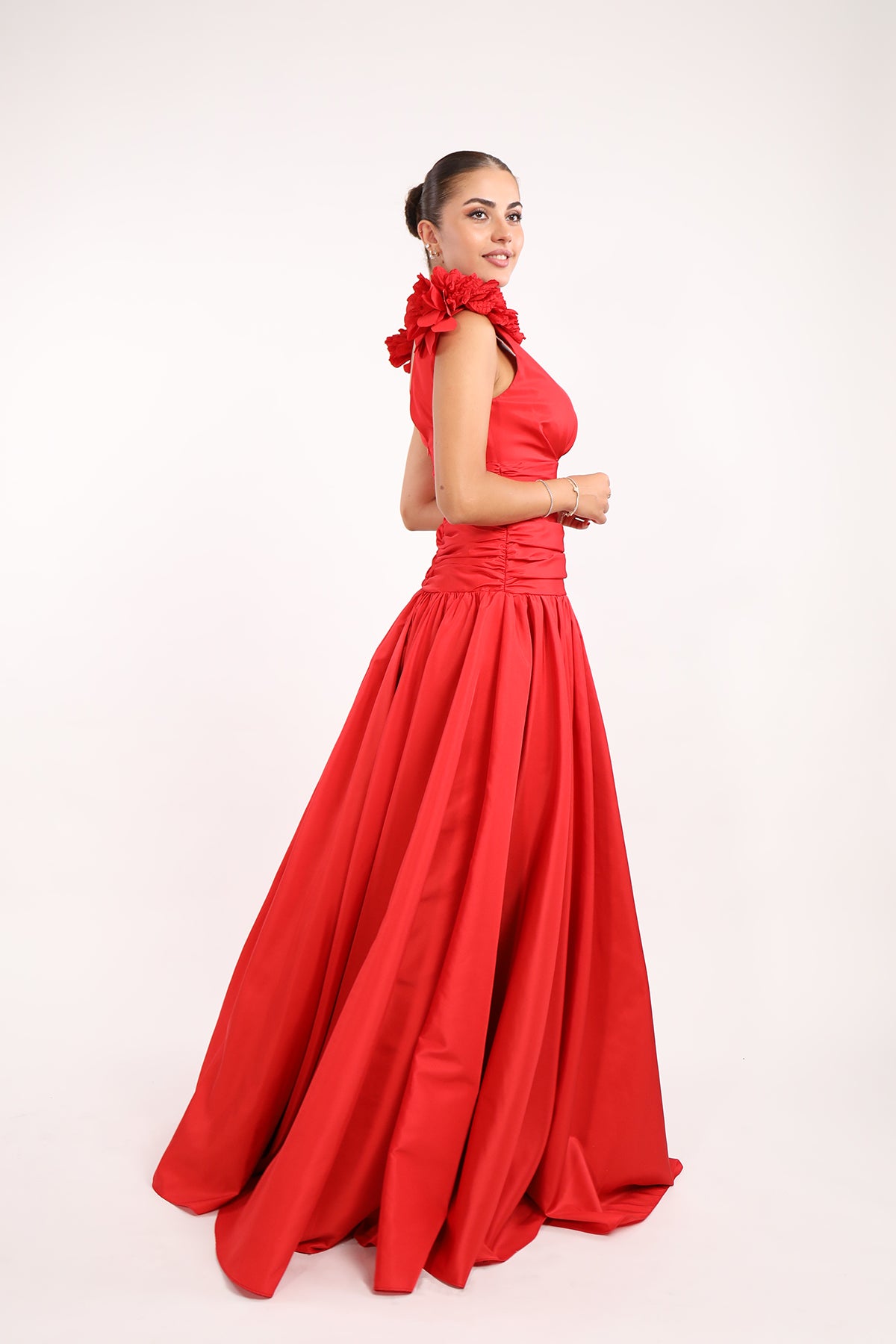 فستان سهرة بتفاصيل زهرة على الكتف وياقة مفتوحة -احمر