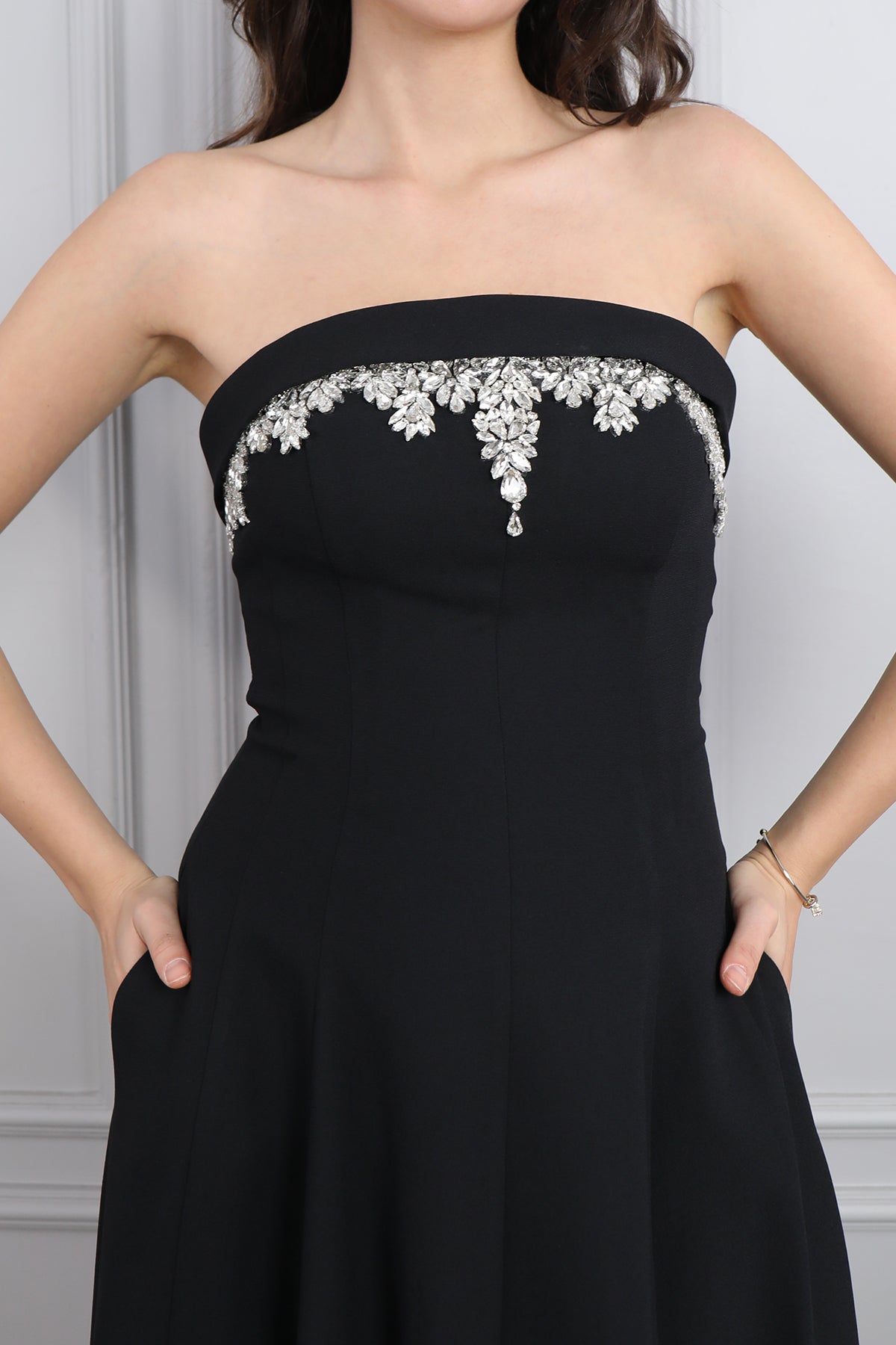 فستان سهرة سترابلس بتطريزات كريستالية -اسود