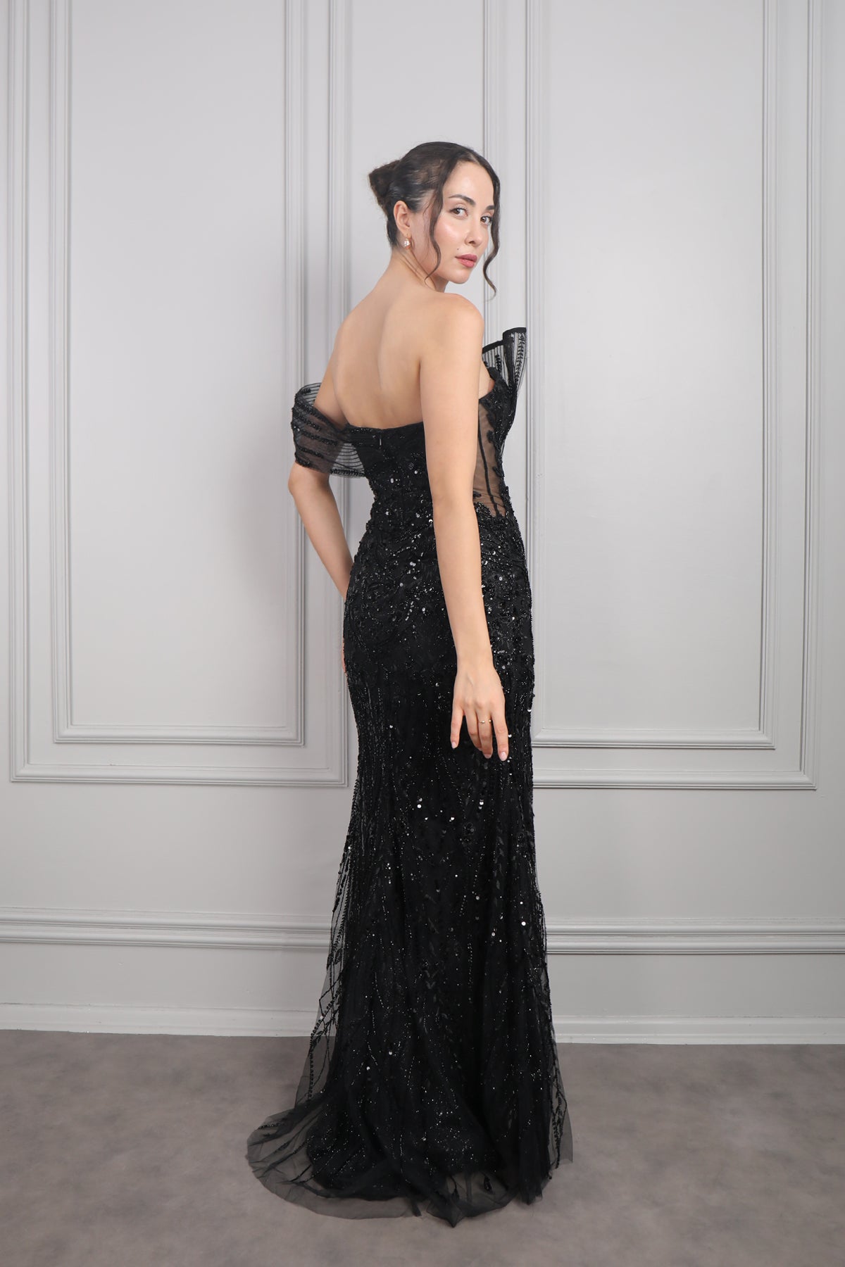 فستان سهرة مكشوف الاكتاف بتطرزات خرزية بفتحة جانبية من "المجموعة الخاصة" -اسود