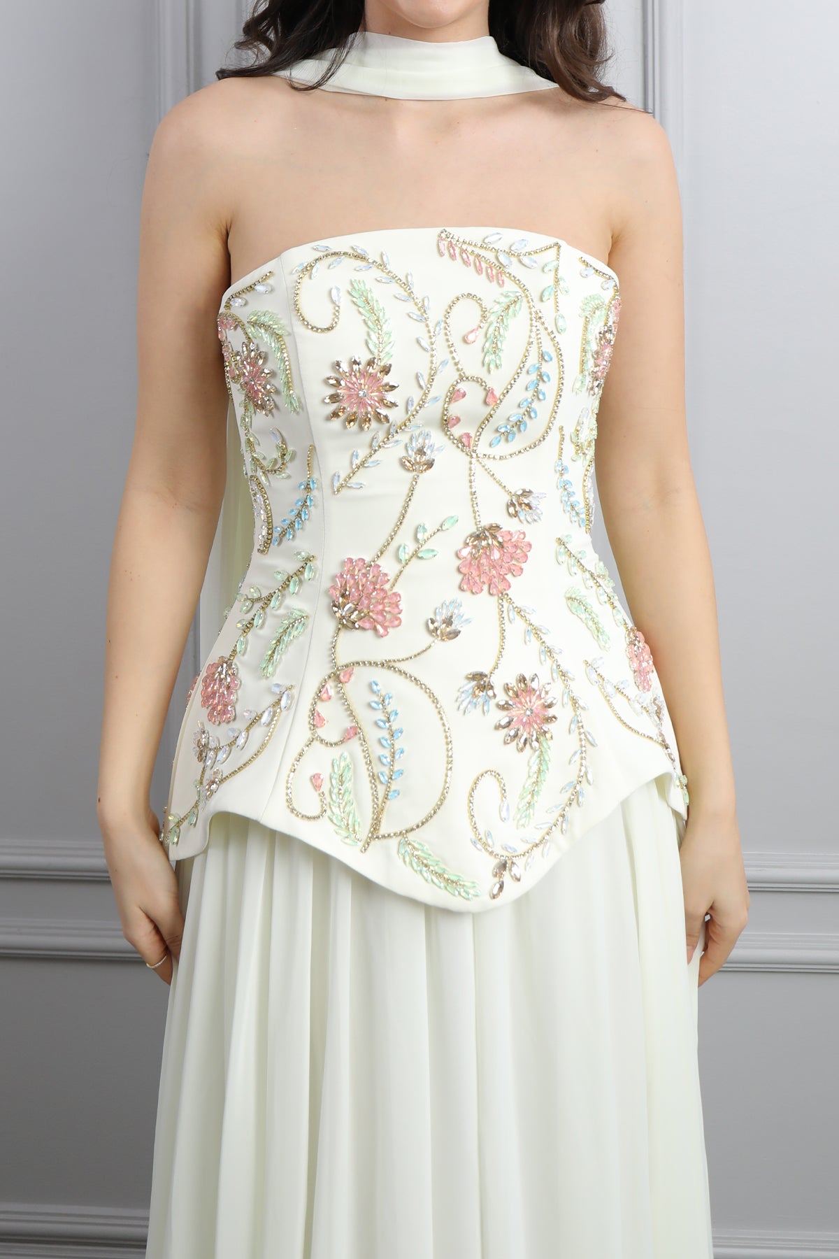 فستان سهرة شيفون بتوب سترابلس مزين بكريستالات ورود مع شال -بيج