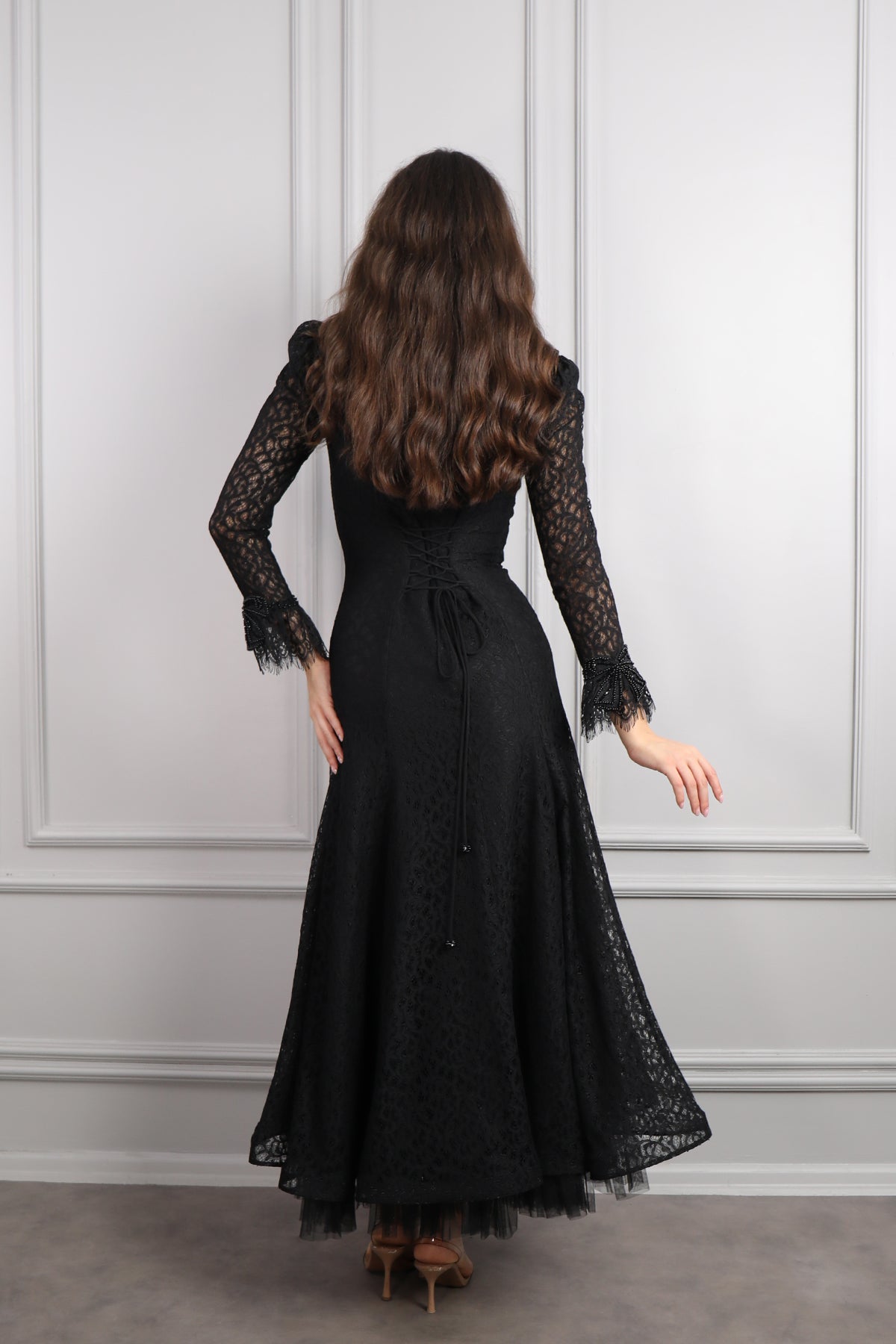 فستان دانتيل بياقة مزينة بالخرز واكسسوار شنطة -اسود