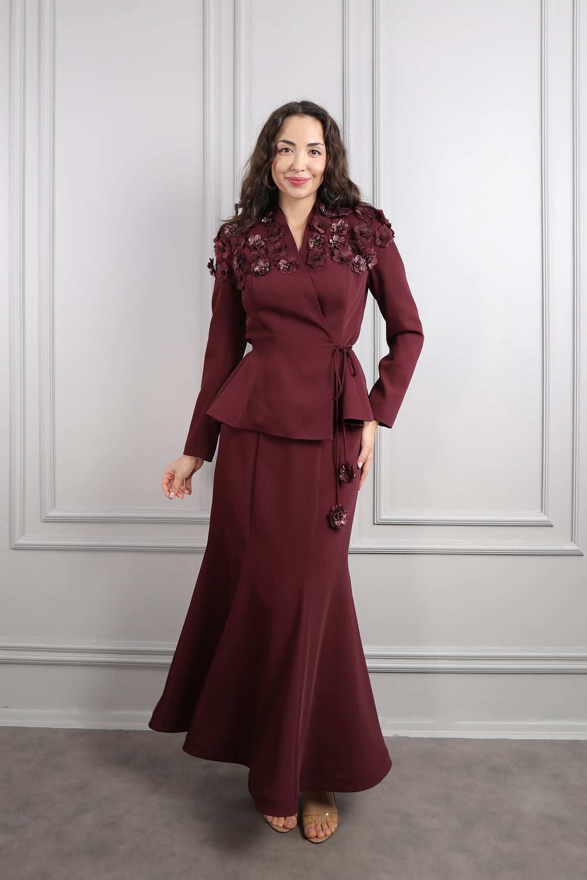 طقم تنورة وجكيت مزين بالورود مع حزام -عودي