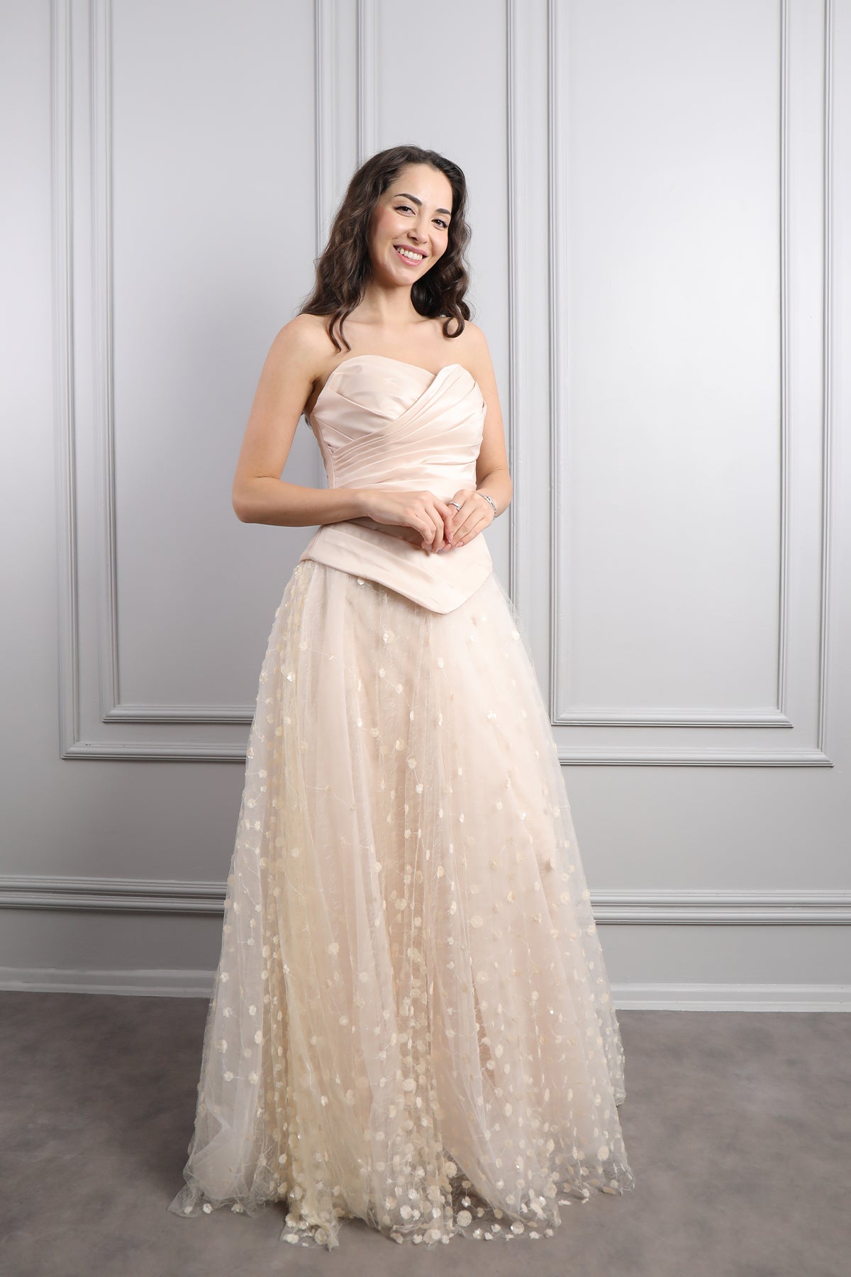 فستان سهرة سترابلس بتنورة تول وشال طويل -بيج