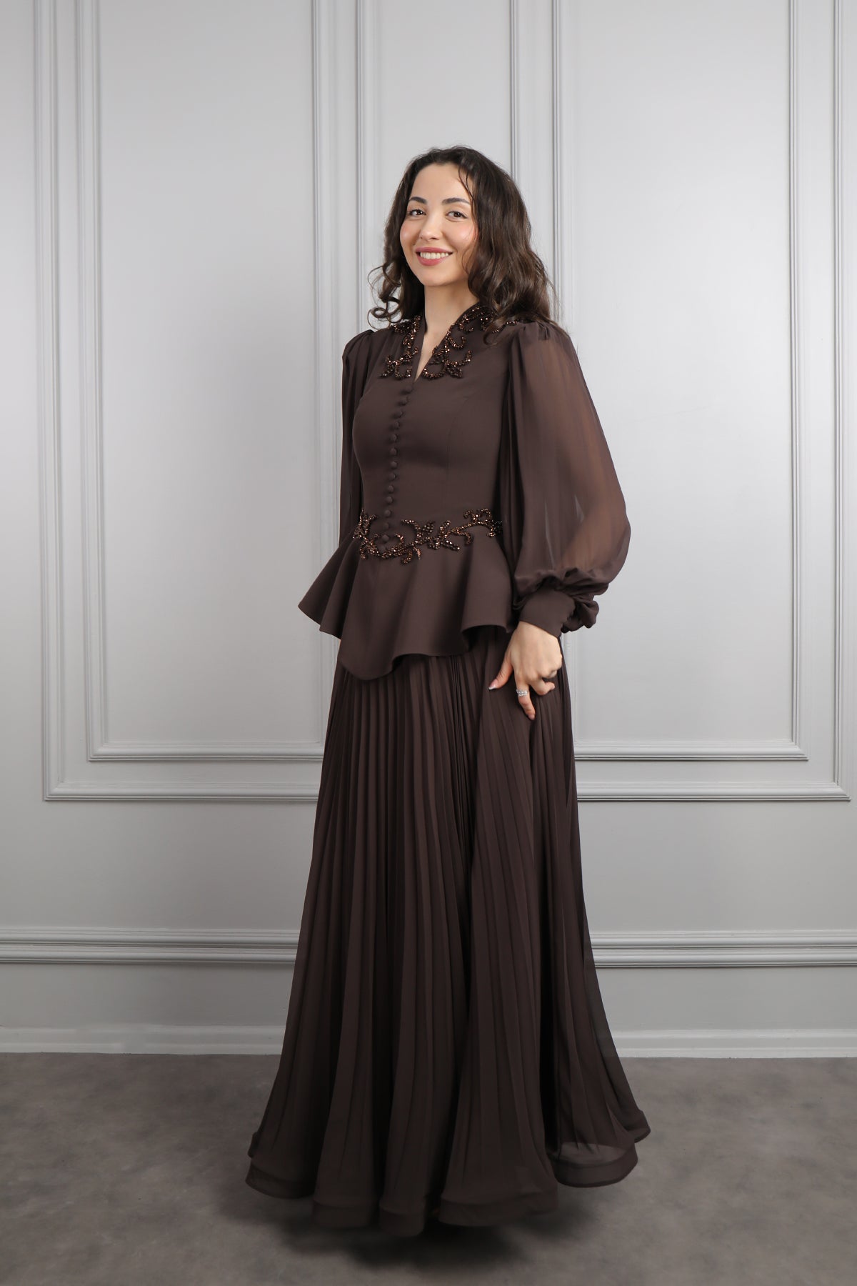 طقم تنورة بتكسيرات وتوب مزين بازرار وتطريزات خرزية -بني