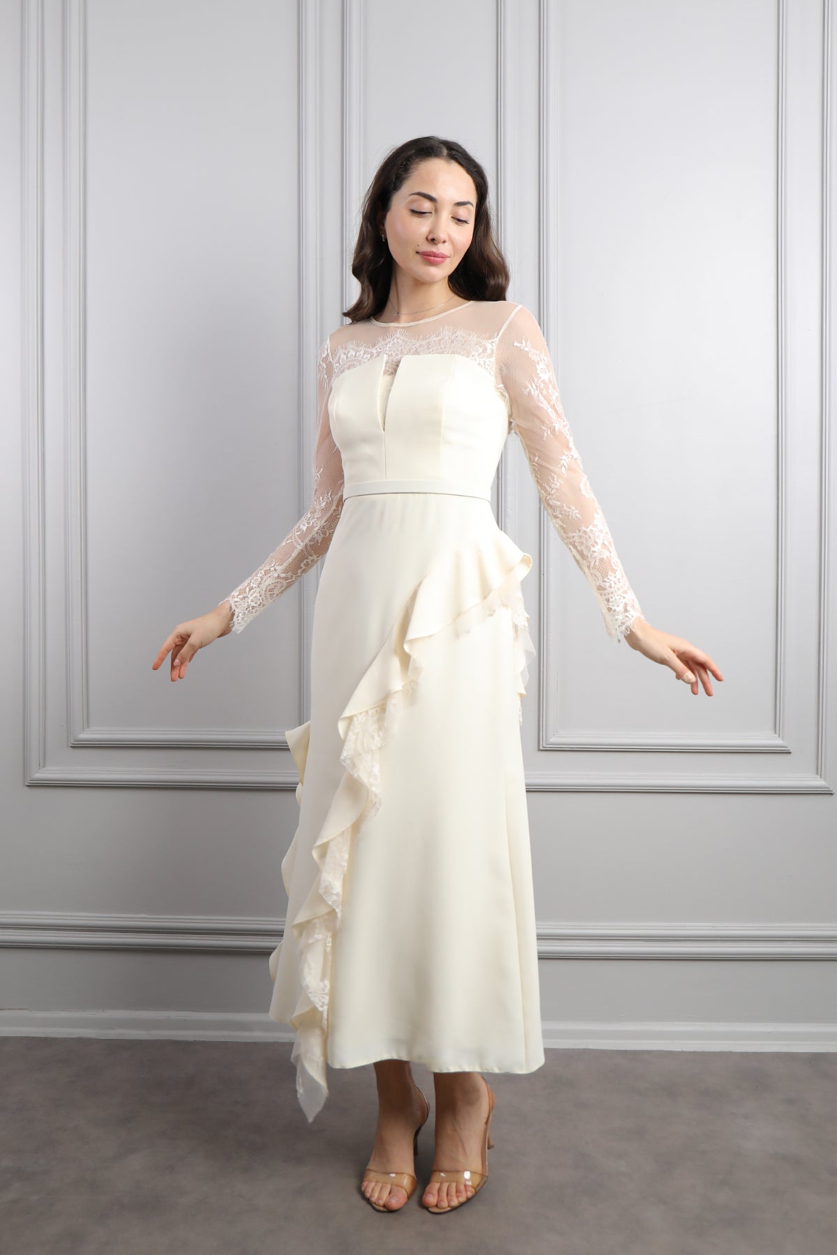 فستان باكمام شفافة وتفاصيل دانتيلية وكشكشة -سكري