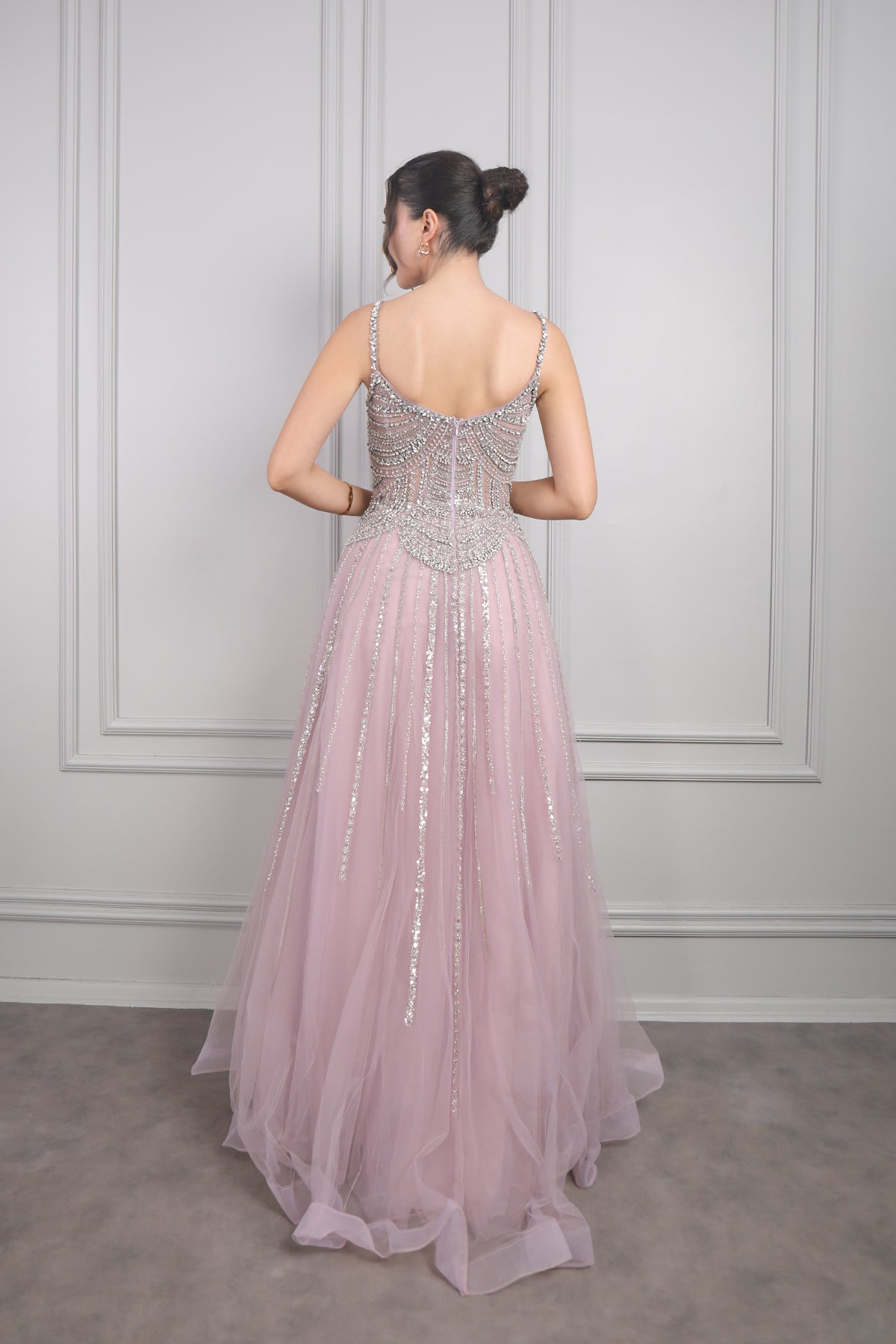 فستان سهرة بحمالات رفيعة وتطريزات كريستالية من "المجموعة الخاصة" -موفي