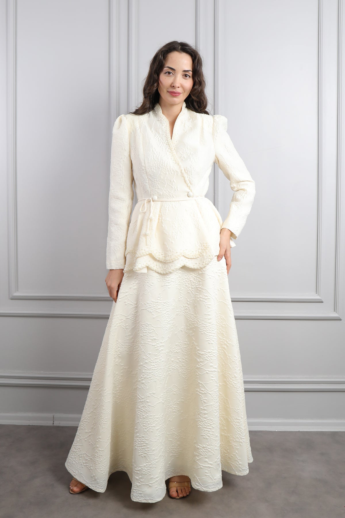 طقم تنورة وجاكيت مزين بالخرز وتفصيل طبقات -سكري