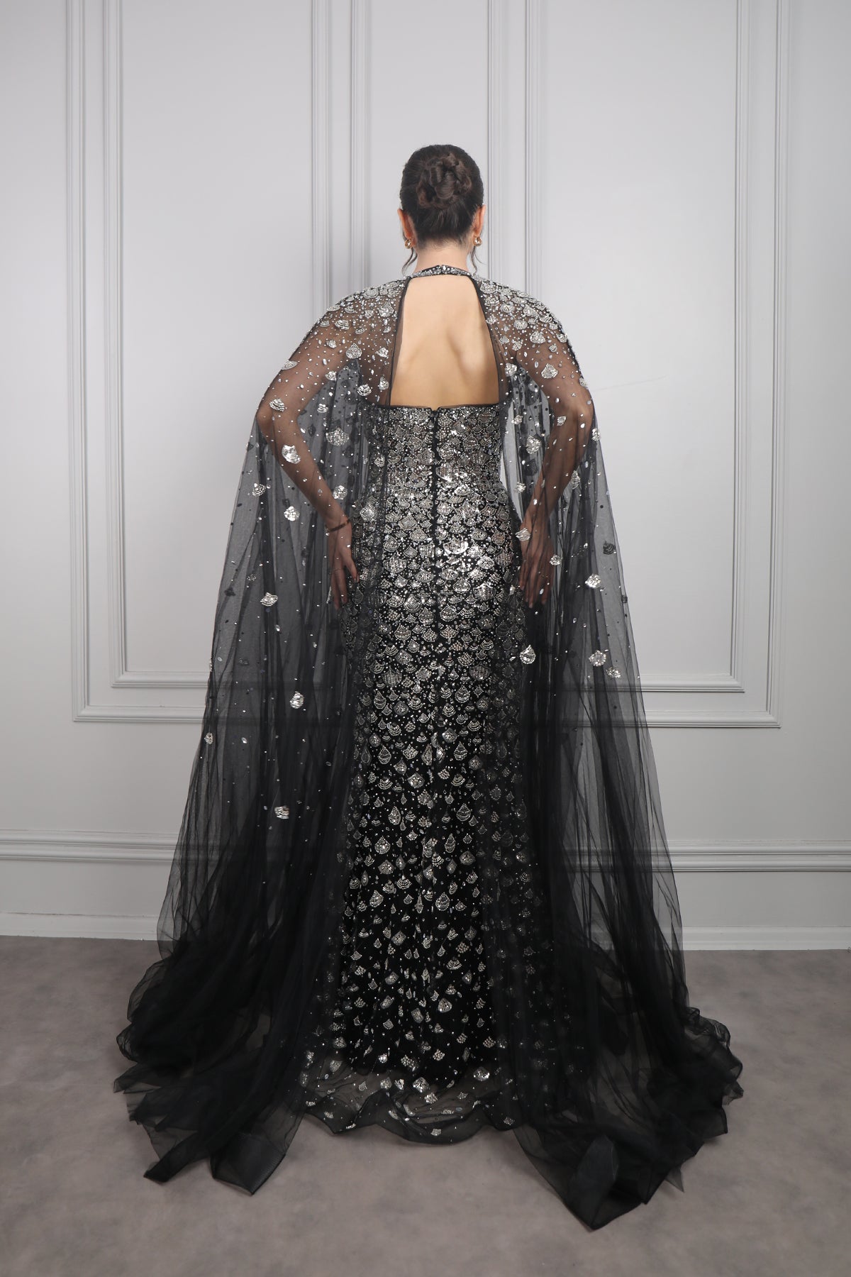 فستان سهرة بتصميم عباءة من الاكتاف مطرز بالكامل من "المجموعة الخاصة" -اسود