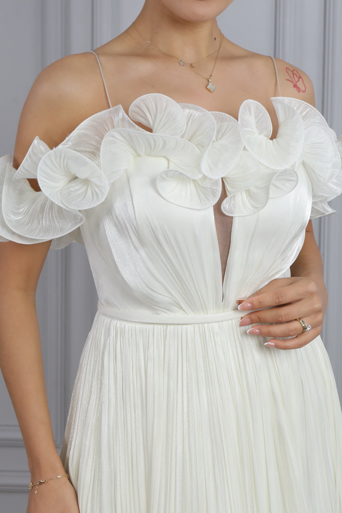 فستان سهرة ميدي بأكتاف مكشوفة، وياقة مكشكشة بحبل ربط خلفي، وتنورة مكسرة -سكري