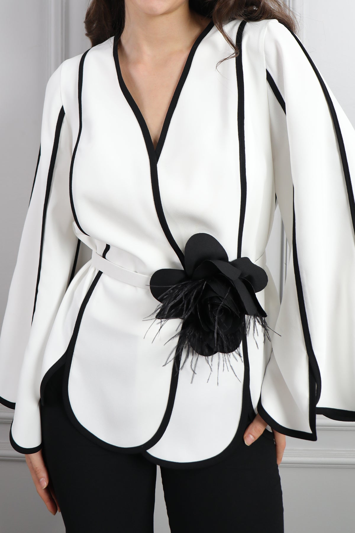 طقم بنطال وبلوزة مزينة بوردة - اسود وابيض