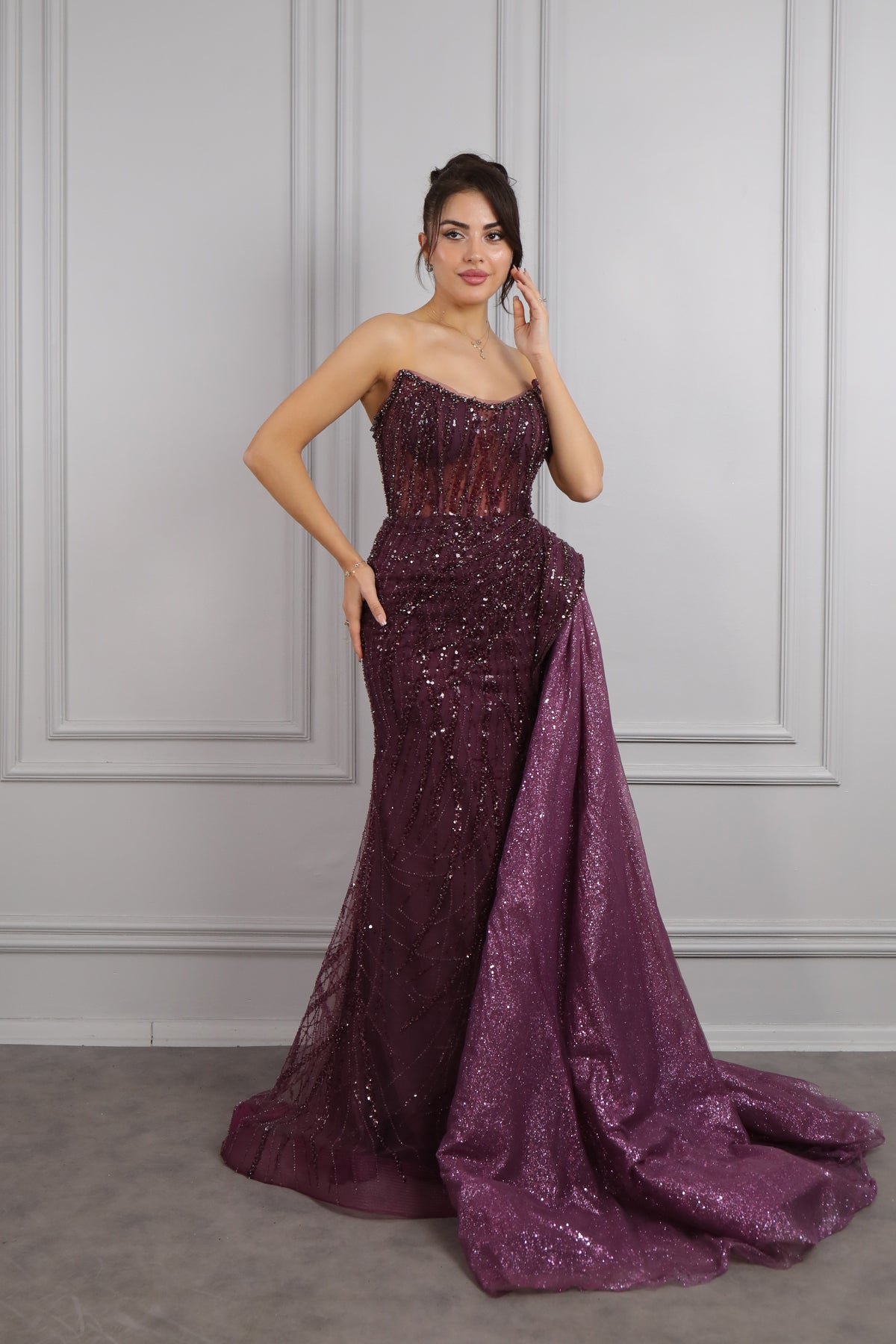 فستان سهرة سترابلس مطرز بالكريستالات من " المجموعة الخاصة" -عودي