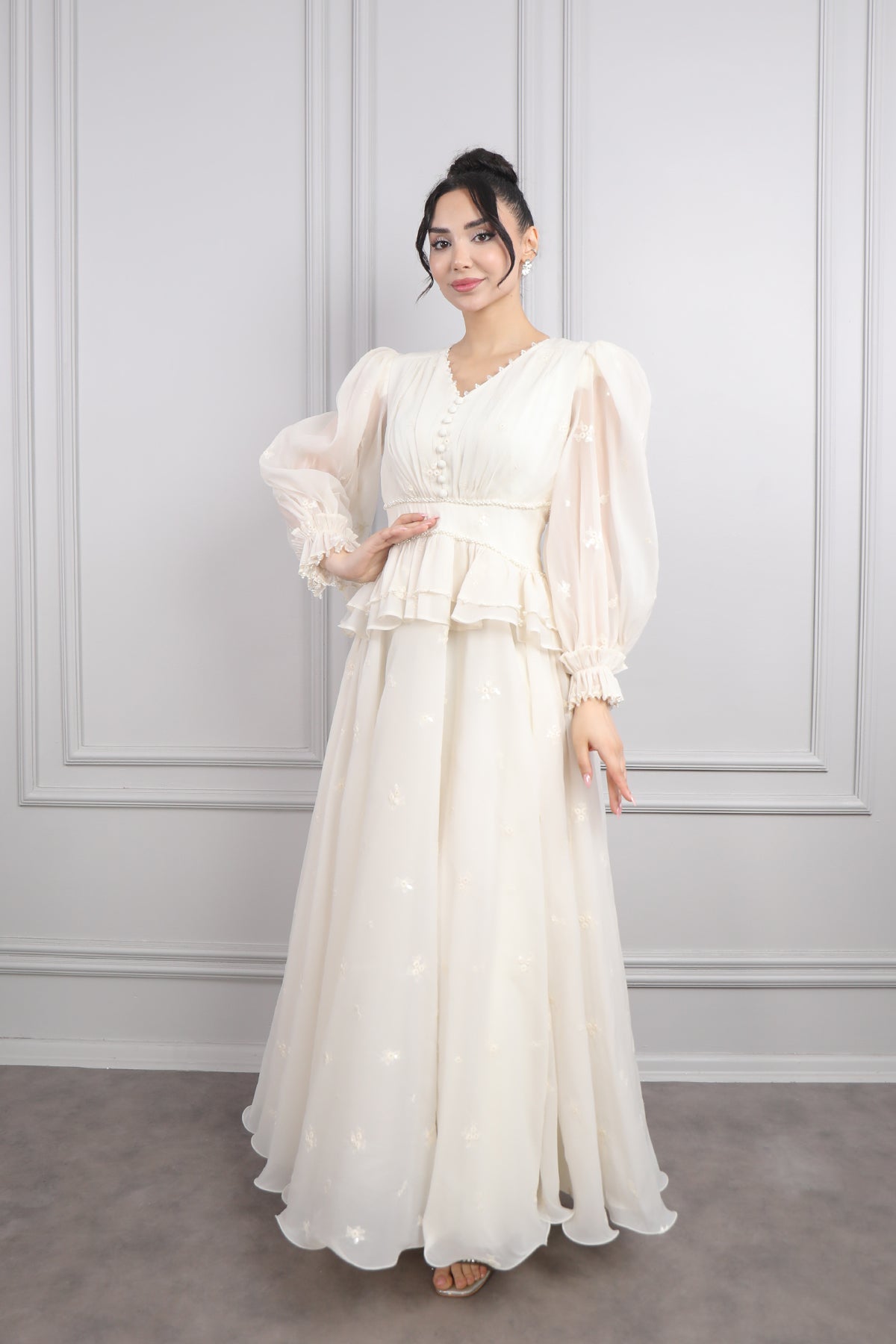 فستان شيفون باكمام منفوخة وتطريزاات لؤلؤية -بيج