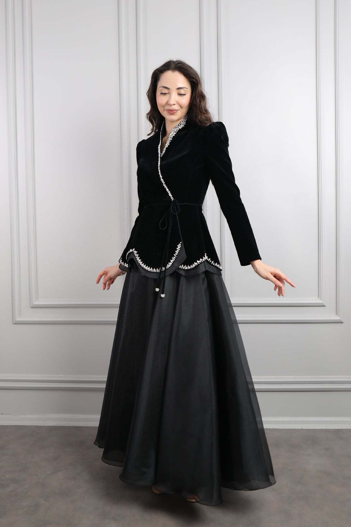 طقم تنورة وجاكيت مخملي مزين بالكريستالات -اسود