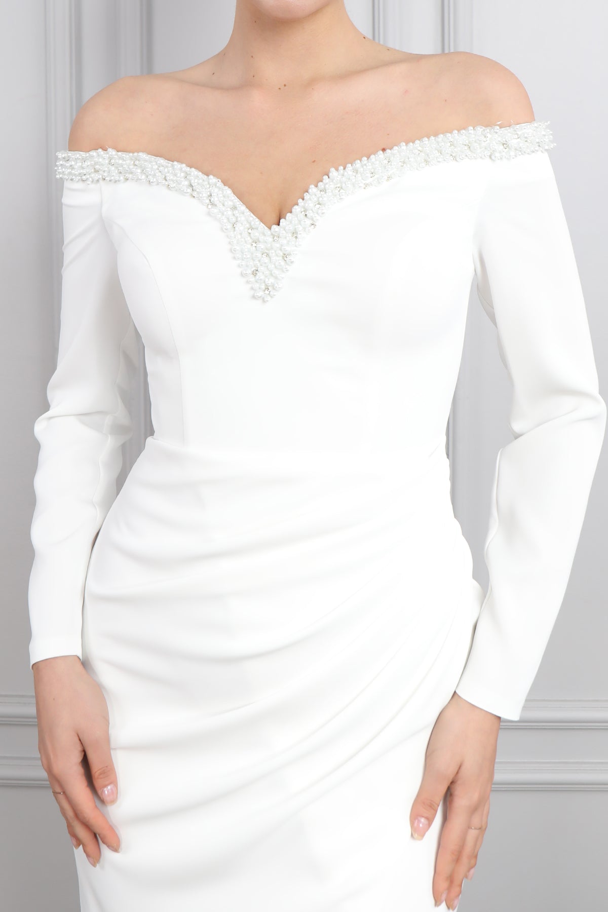 فستان سهرة مكشوف الاكتاف بتطريزات لؤلؤ بفتحة جانبية -ابيض