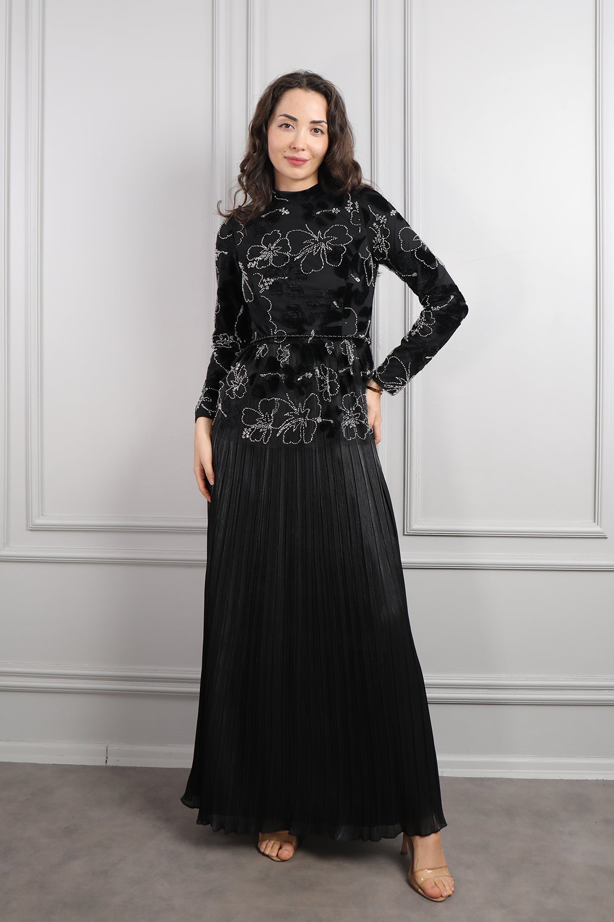فستان سهرة ساتر مطرز بورود بتنورة تكسيرات -اسود
