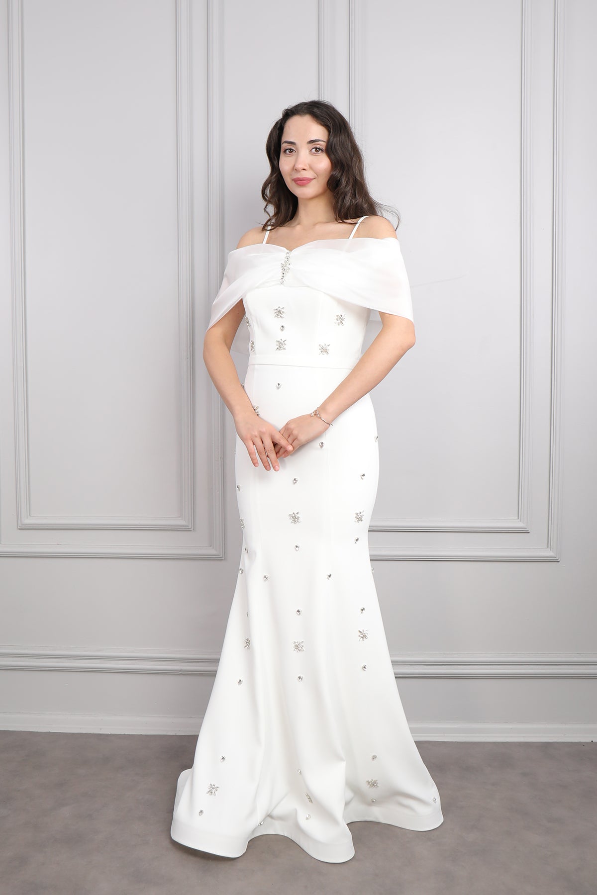 فستان سهرة بحمالات رفيعة باكتاف مكشوفة بتطريزات كريستالية -ابيض