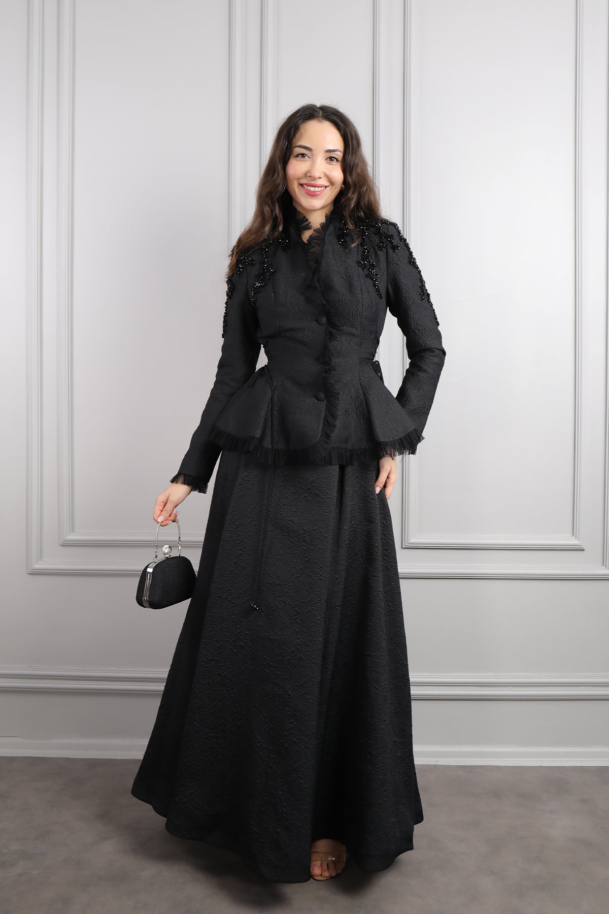 طقم تنورة وجاكست بتفاصيل كشكشة وتطريزات خرزية مع اكسسوار شنطة -اسود