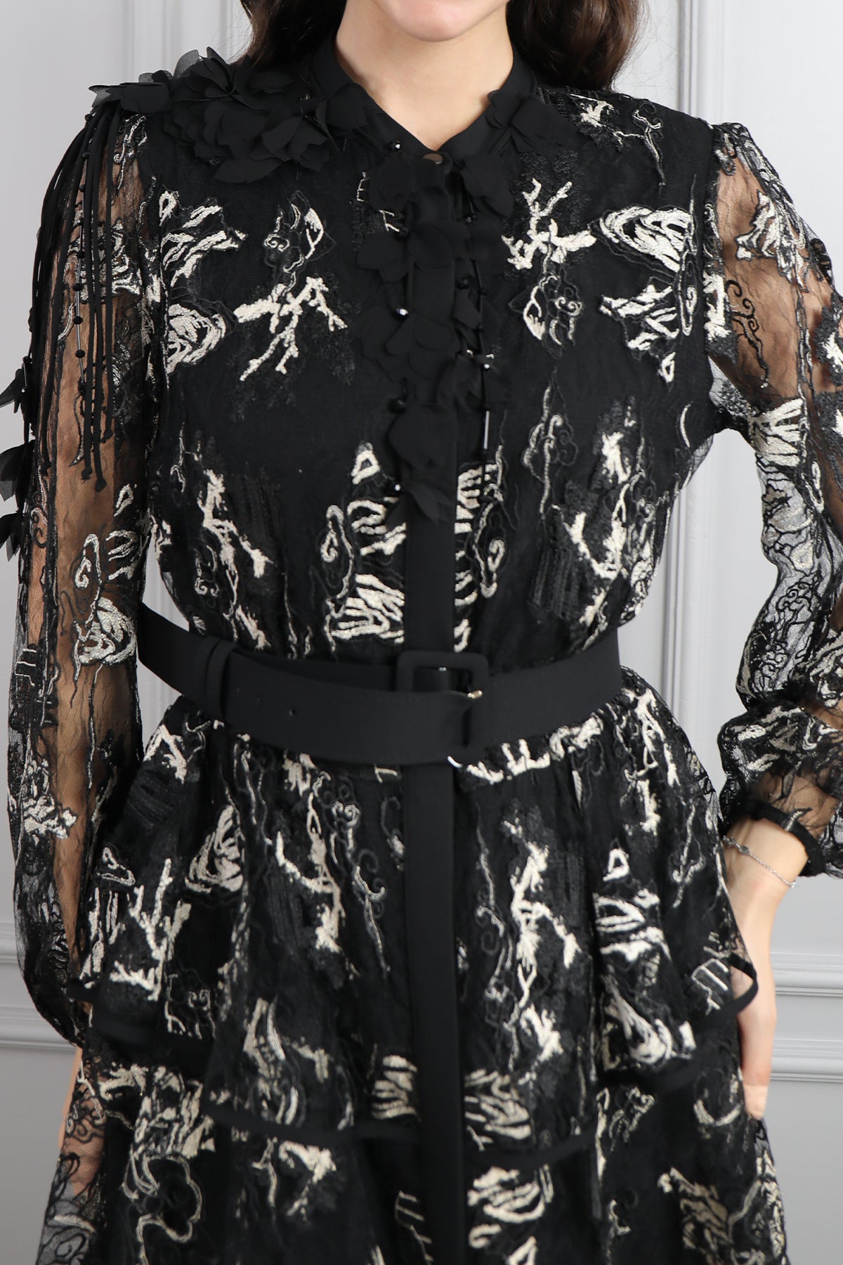 فستان مزخرف بتفاصيل كشكشة وزينة ورود عالياقة بحزام عالخصر مقاس كبير -اسود