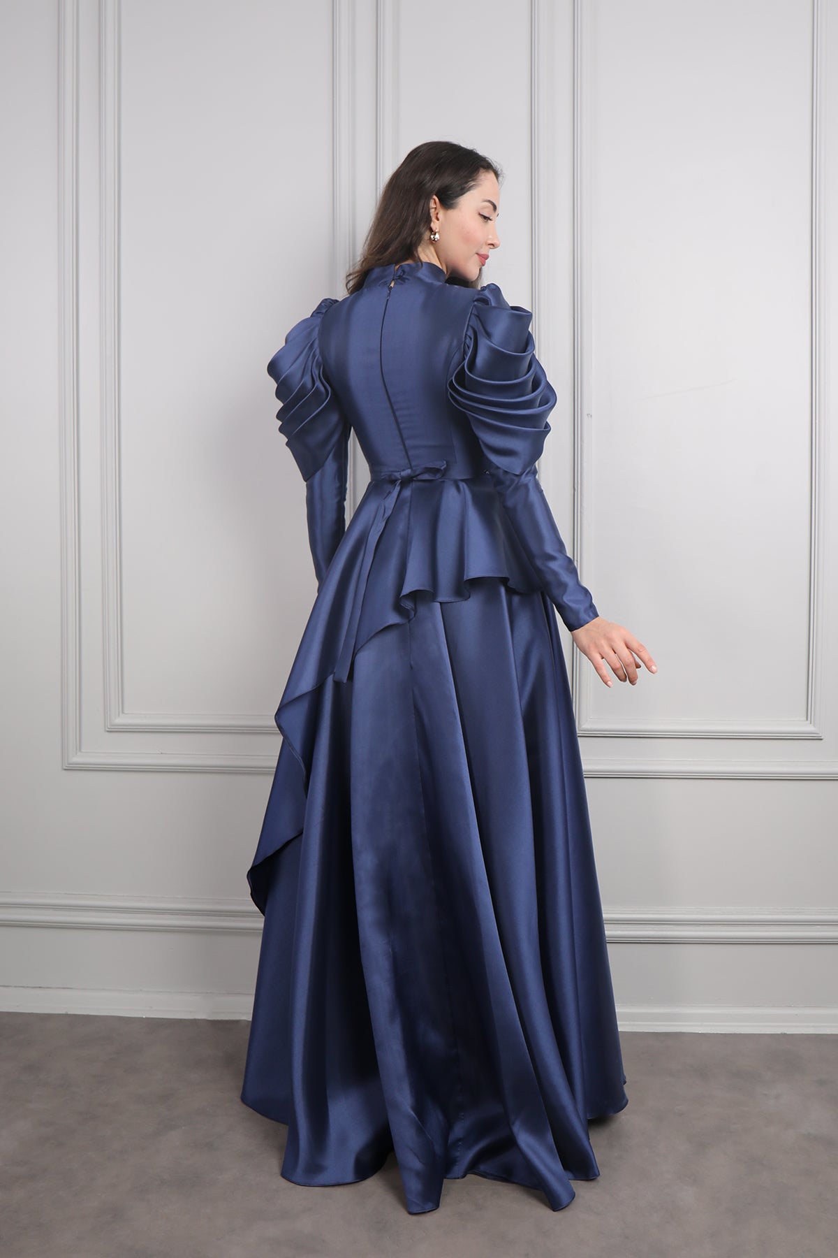 فستان سهرة خناقي بتطريزات خرزية وتفاصيل طبقات في الاكتاف -كحلي