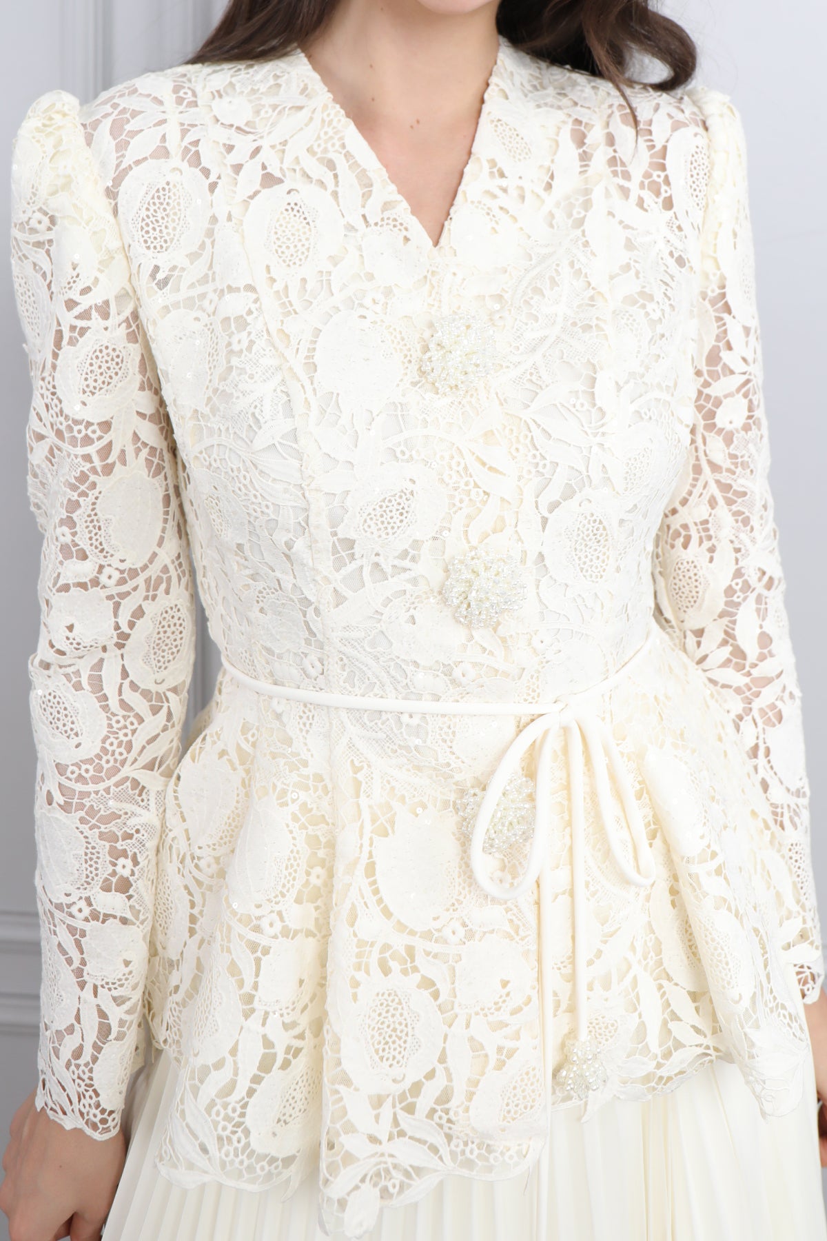 طقم تنورة وجاكيت دانتيل بازرار امامية -سكري