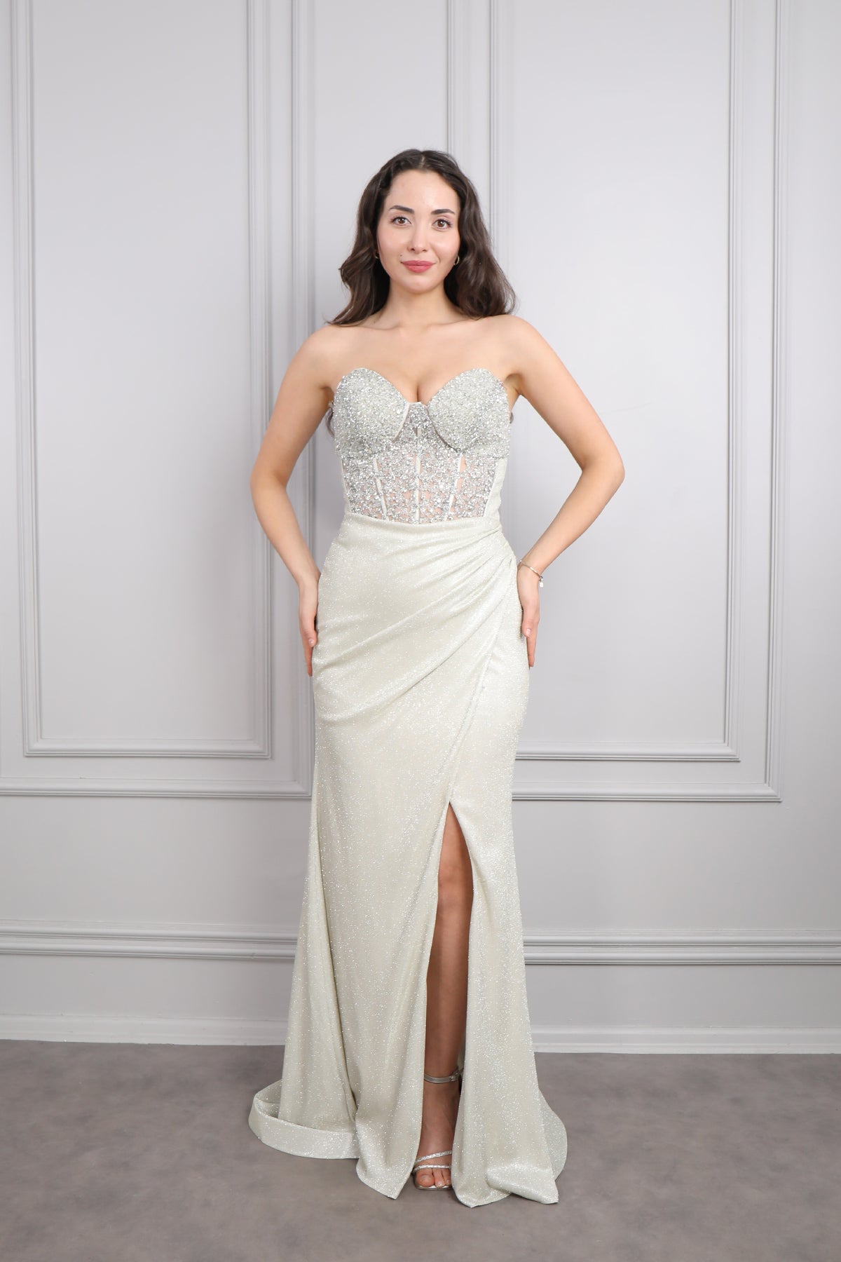 فستان سهرة لامع بتصميم كورسيه مطرز بالكريستالات -ذهبي