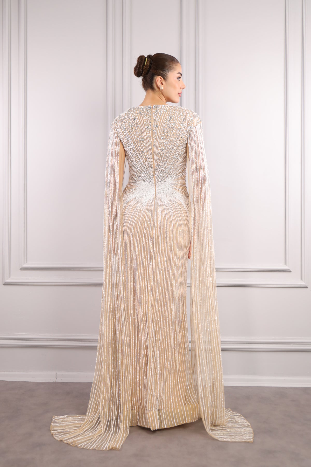 فستان سهرة بياقة مستطيلة واكتاف كاب مزينة بالكريستال والخرز من "المجموعة الخاصة" -بيج