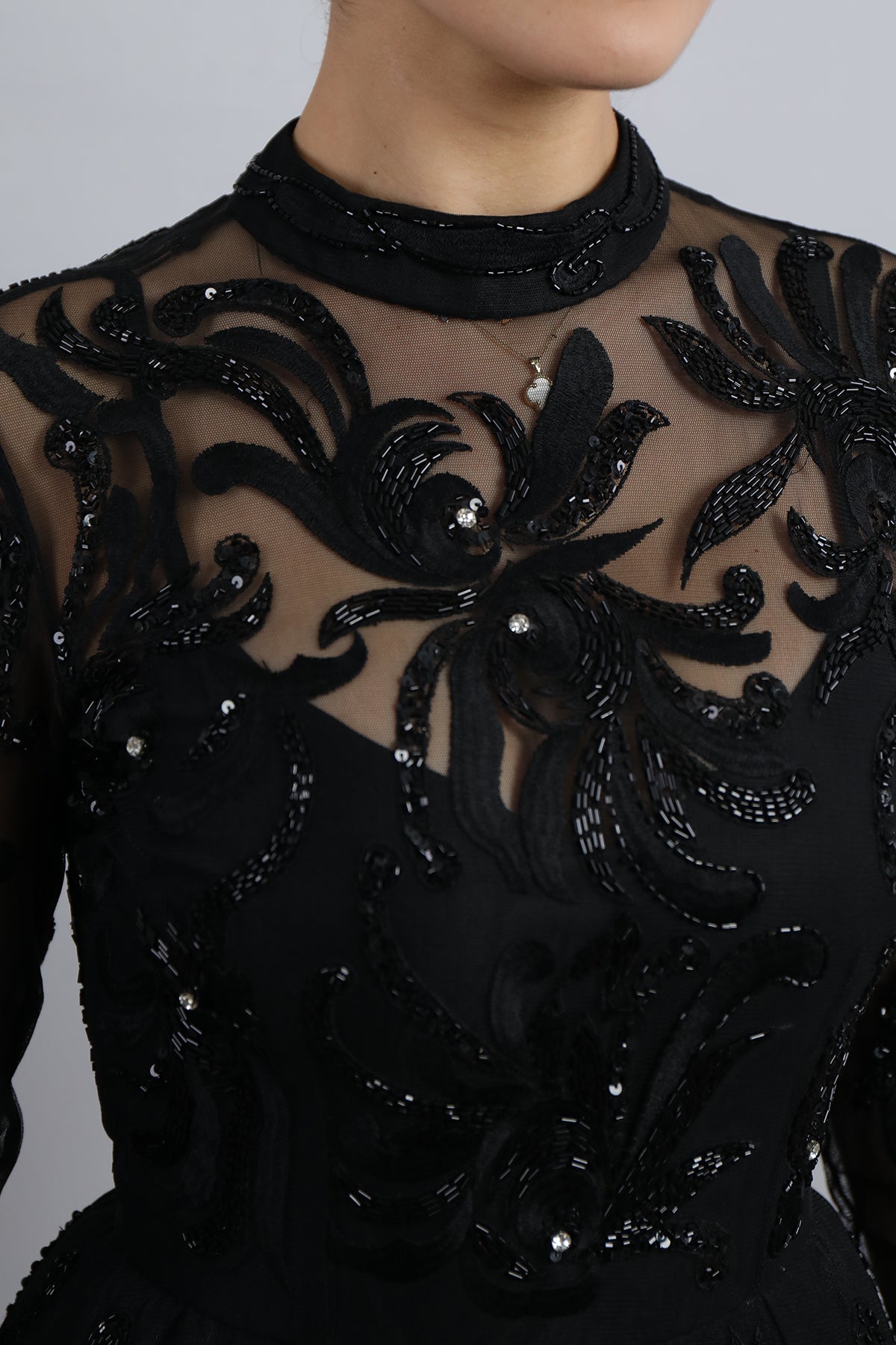 فستان سهرة ميدي بتفاصيل شفافة مطرز بالخرز بياقة عالية من "المجموعة الخاصة" -اسود