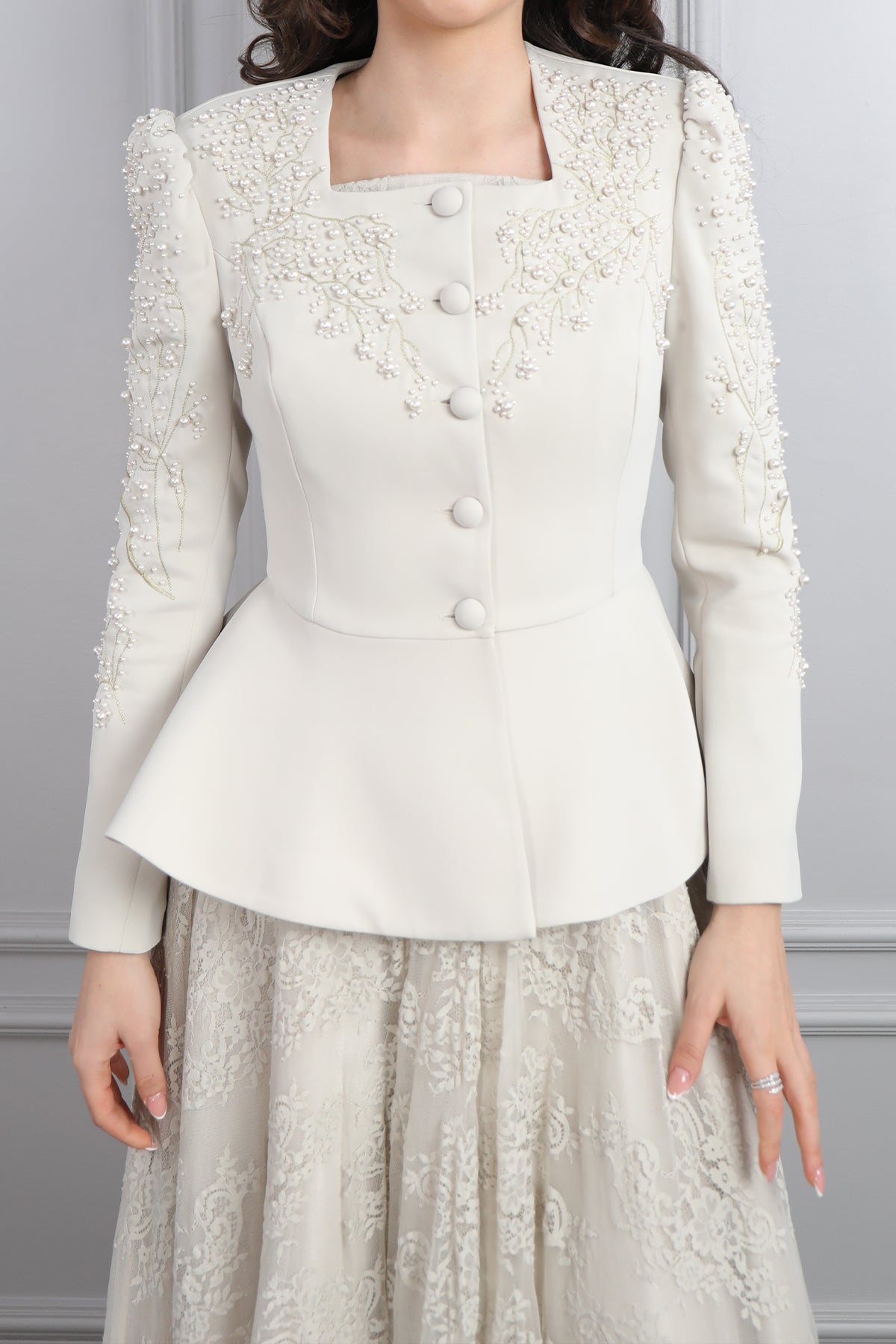 طقم فستان دانتيل وجاكيت مزين باللؤلؤ -بيج
