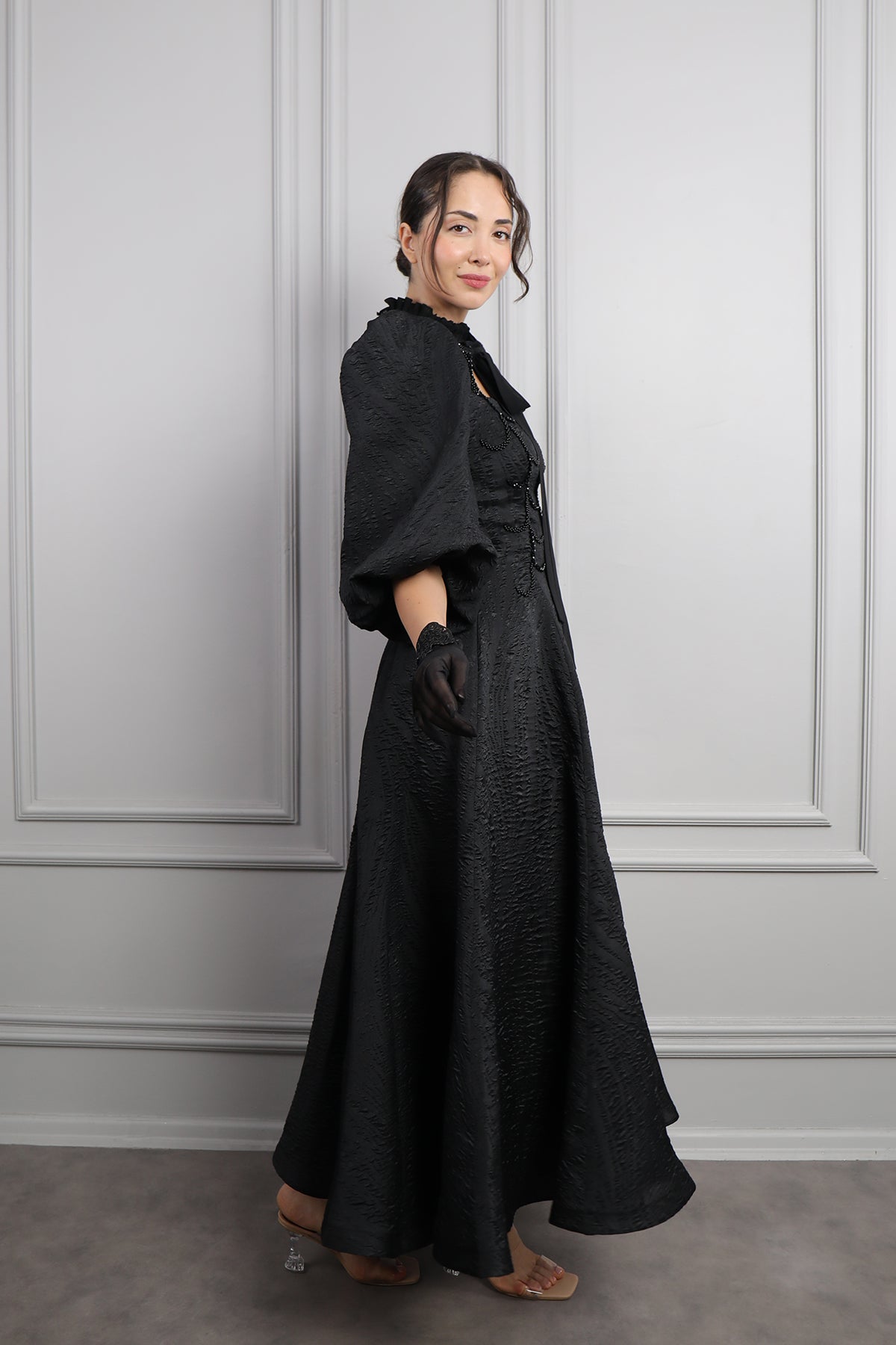 فستان ميدي بياقة تنربط باكمام بالون وتطريزات خرزية -اسود