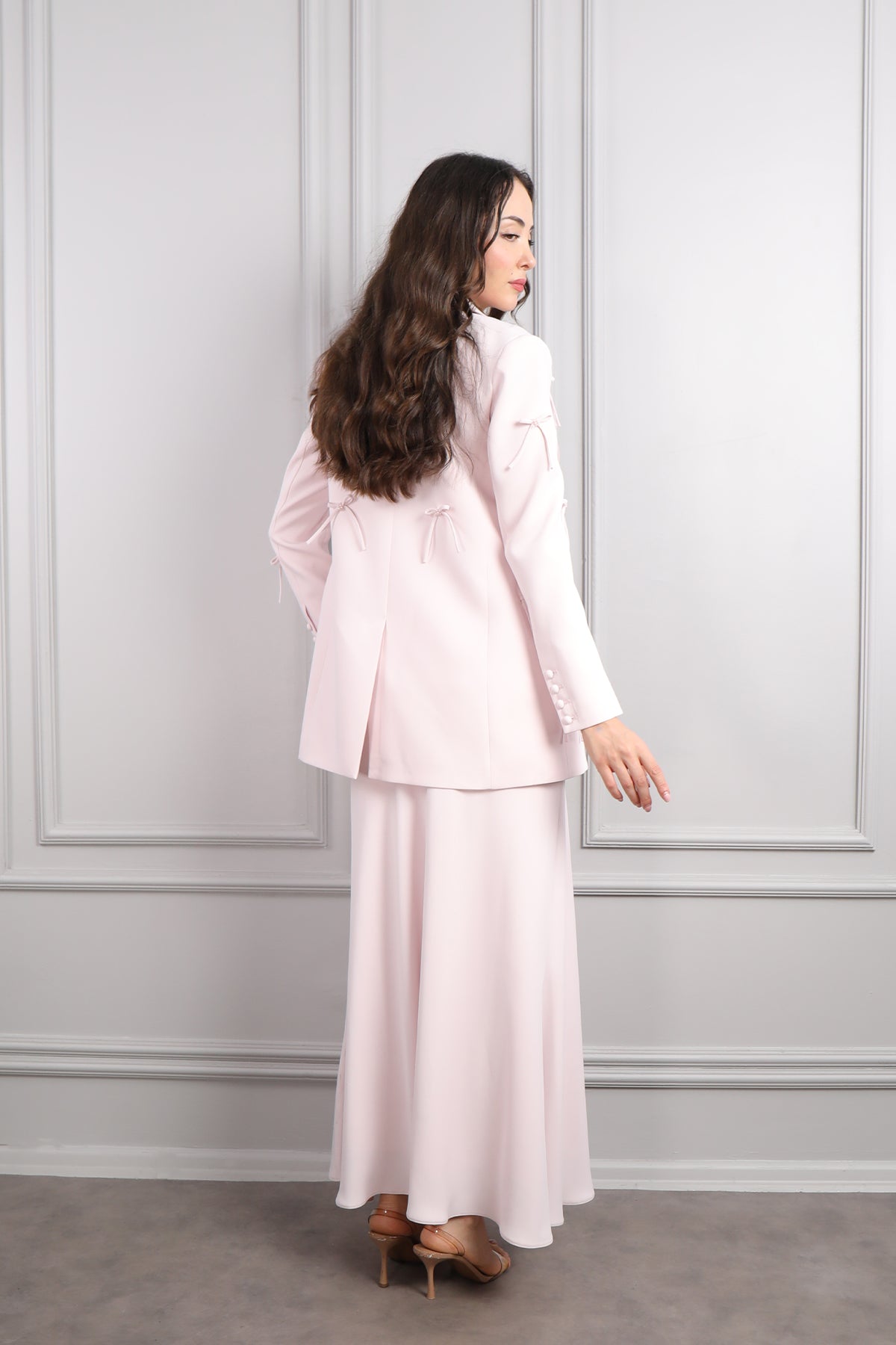 طقم تنورة وتوب وجاكيت بزينة فيونكات -بمبي