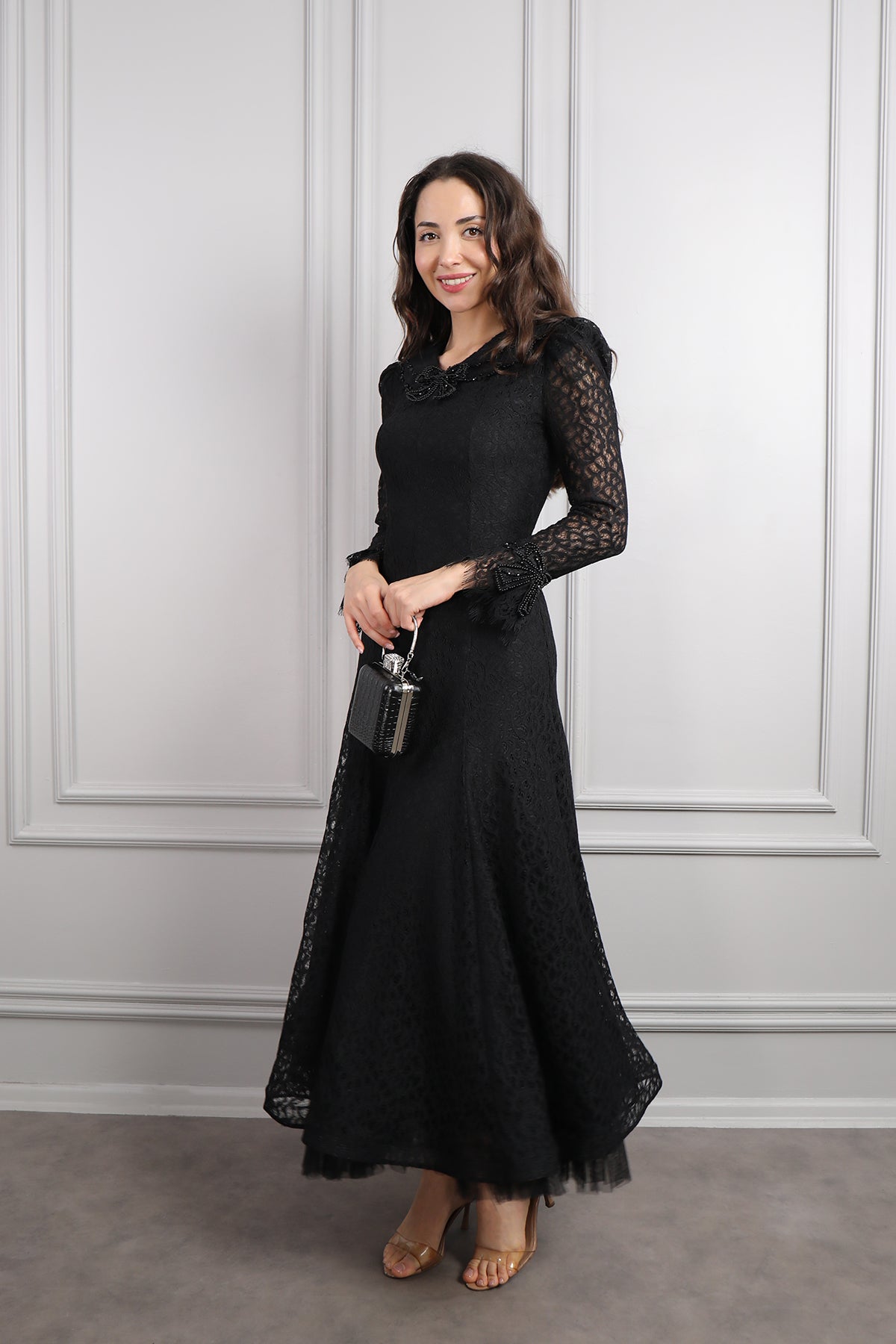 فستان دانتيل بياقة مزينة بالخرز واكسسوار شنطة -اسود