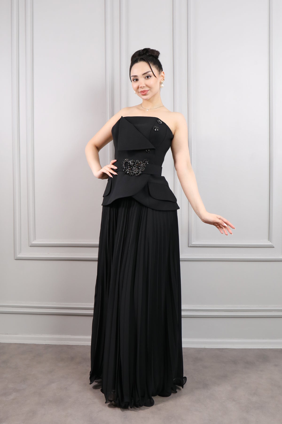 فستان سهرة سترابلس بحزام مطرز بالكريستالات وتنورة مكسرة -اسود