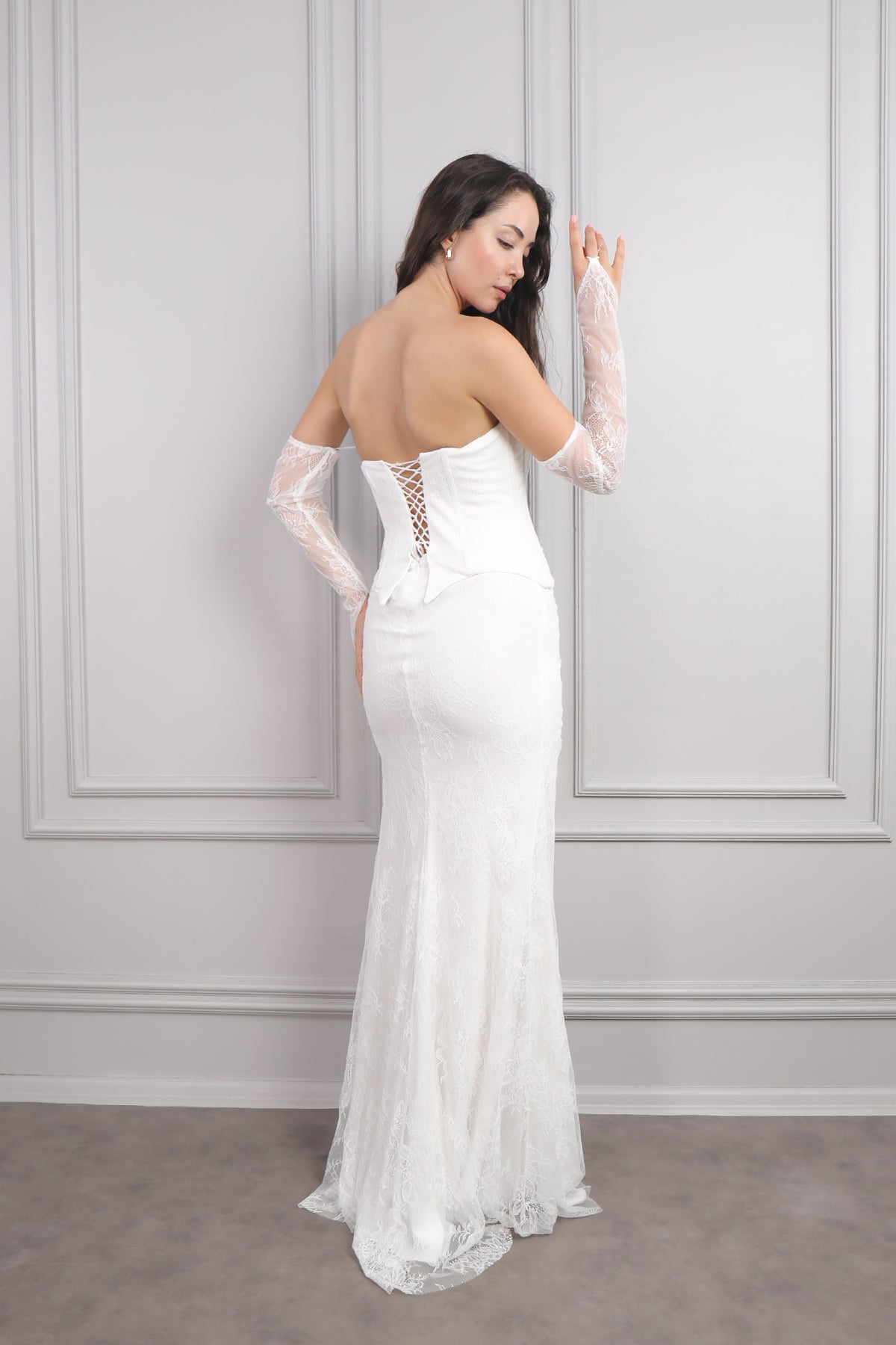 فستان سهرة دانتيل سترابلس بتفاصيل ربط امامية وقفازات -ابيض