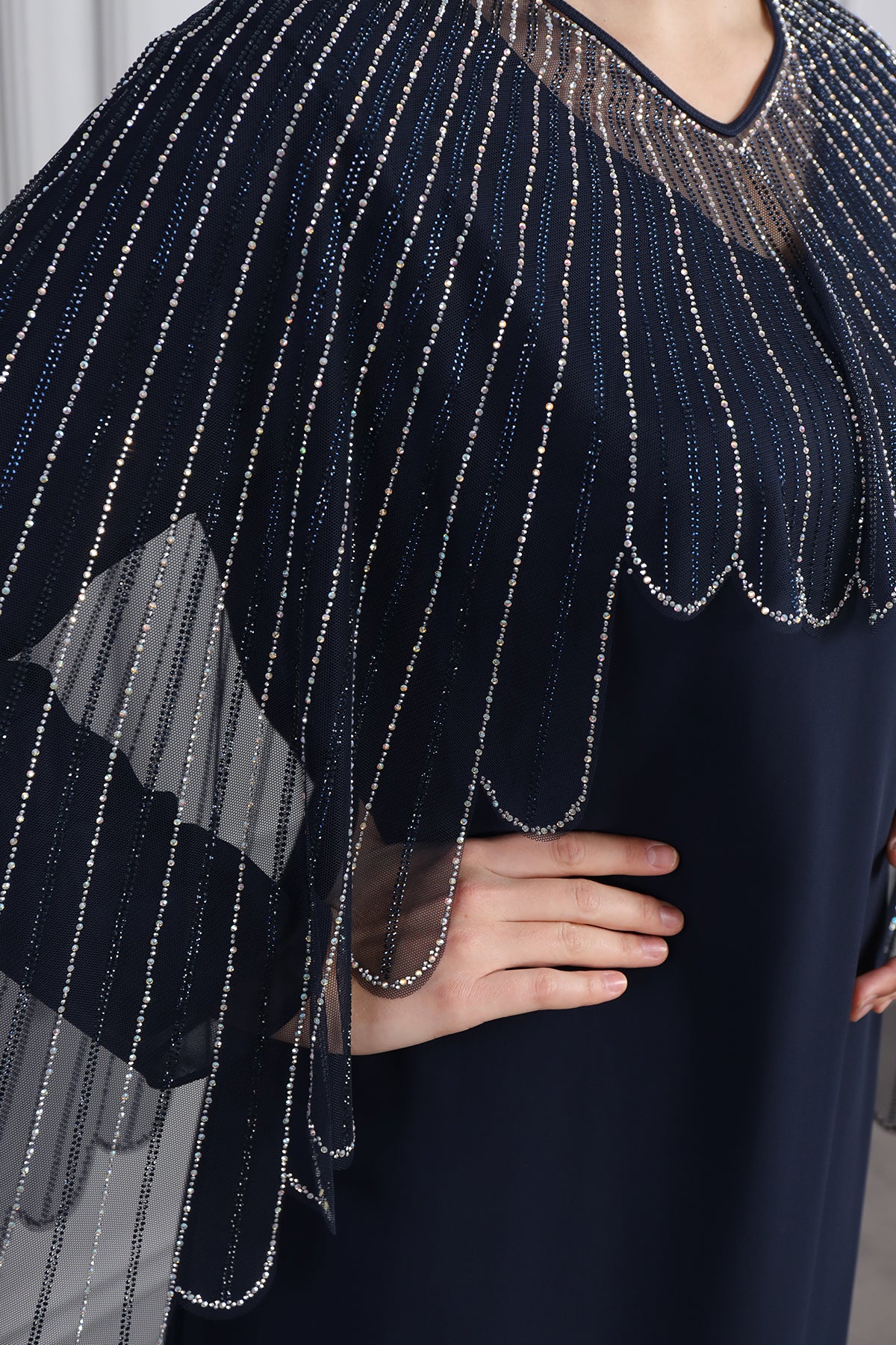 فستان مقاس كبير بالتول في الاعلى مزخرف بالفصوص -كحلي