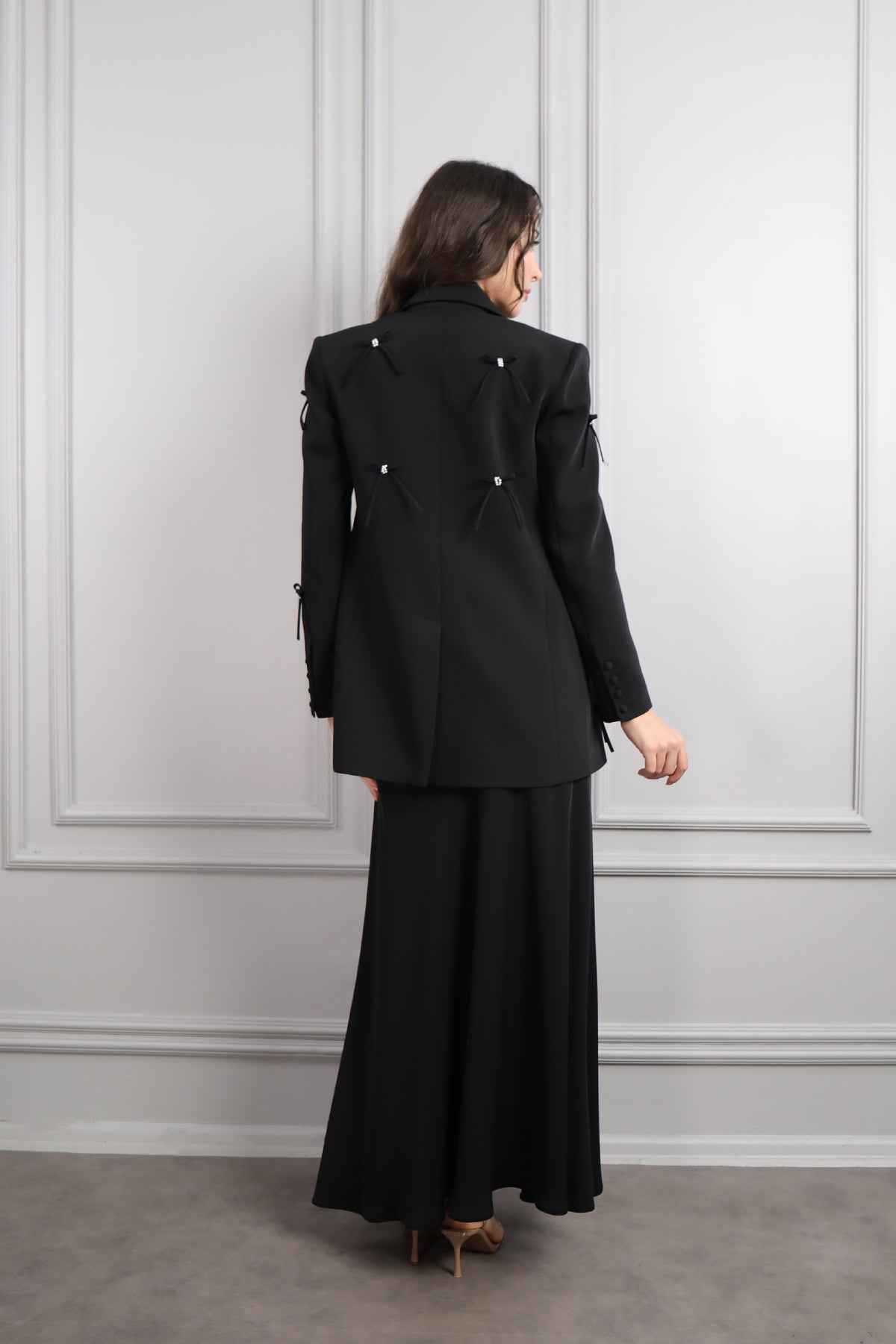 طقم تنورة وتوب وجاكيت بزينة فيونكات -اسود